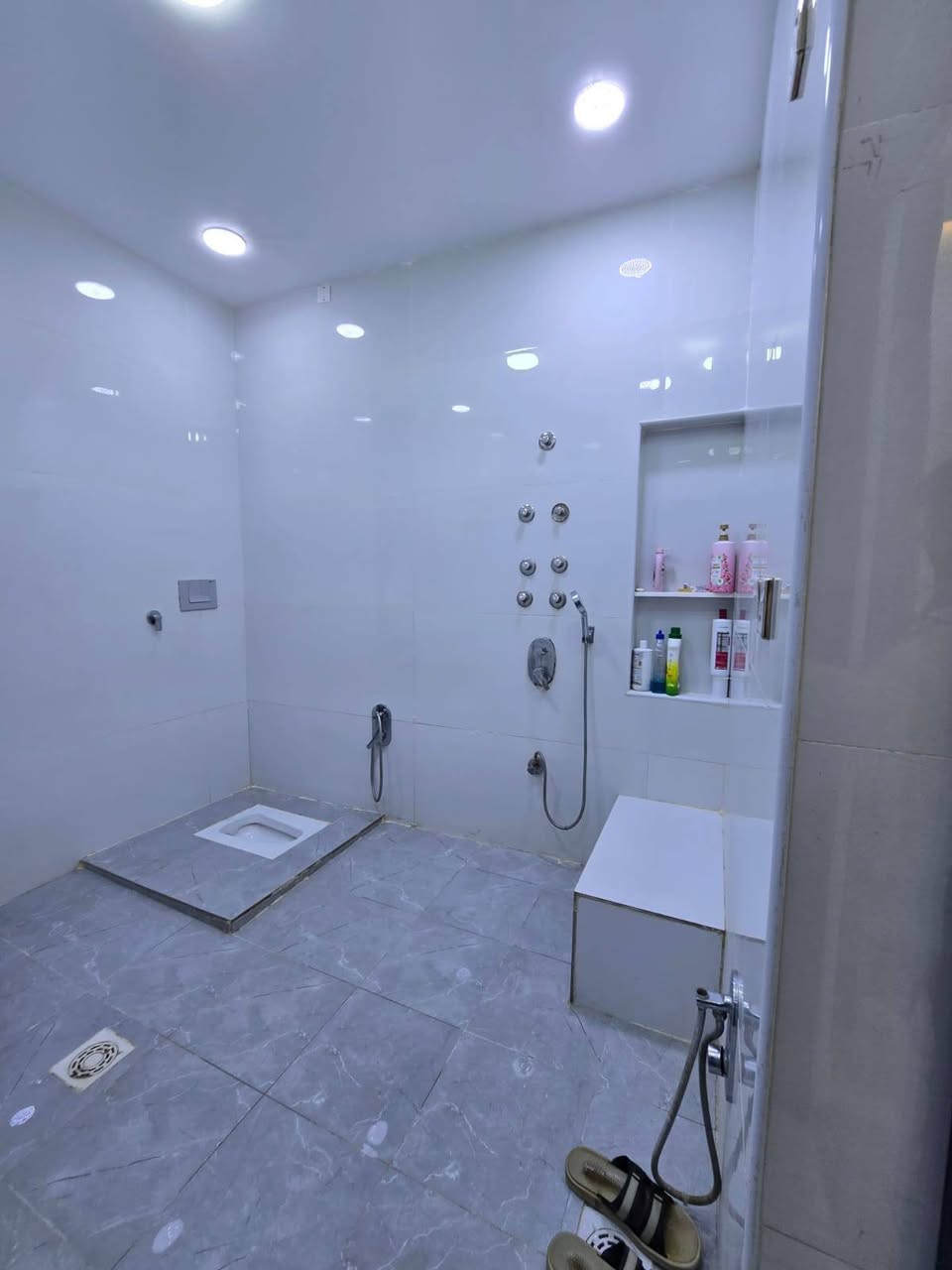 بسم الله الرحمن الرحيم 
ناصريه مركز منطقه الشموخ 
 خلف مكتب الحنين منطقه 
 الشموخ المربع الذهبي احلى مربع بلشموخ مساحه  ٢٥٠ متر 
طابقين الطابق الأول غرفتين ٤،٥×٥ 
صاله٧×٦ م آستقبال ٨×٥ م  مطبخ ٧×٥م حمام شرقي غربي،داخلي وخارجي 
منور عدد٢ 
طابقين غرفتين وصاله وصحيات الكاعيه  مرمر بناء سنه ٢٠٢٣ سيراميك لوح درجه اولى تأسيس  نت + كامرات مراقبه 
سبلت عدد ٨ كاونتر مطبخ مع البيت  اثاث كامل 
بناء درجه اولى تعبانين عليه  مكتب ركن الشموخ الحديث 
***********https://www.facebook.com/share/p/1BK1PbaRYf/
