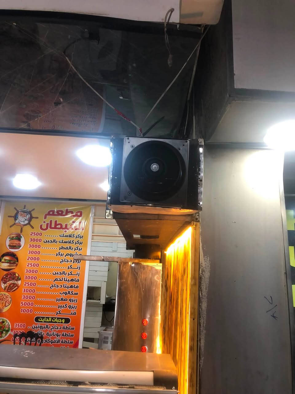 سلام عليكم غراض مطعم لبيع شوايه كص حمايه كنتاكي كابسه صاج كريل بركر قلايه فنكر ام الحساس مجمده دكت معه ساحبه ميز كص ميز حمايه ميز مال بركر ومال قلايه ميوزه طعام 3 معه الكراسي طباخ تمن حمايه تمن ومرق خلاطات عدد2 جدوره كبار معه صغار عدد 4 سكاكين مال كص ومال ثرم معه تختات معه بلانكوات قلايه سمك دايت / ملاحظة تريد بس الاغراض أو المكان مع الاغراض لعدم التفرغ للمطعم والايجار مدفوع كامل مع السحب السعر 4500 أربع ملاين ونص الرقم للأستفسار *********** والسعر بي مجال للتفاوض
