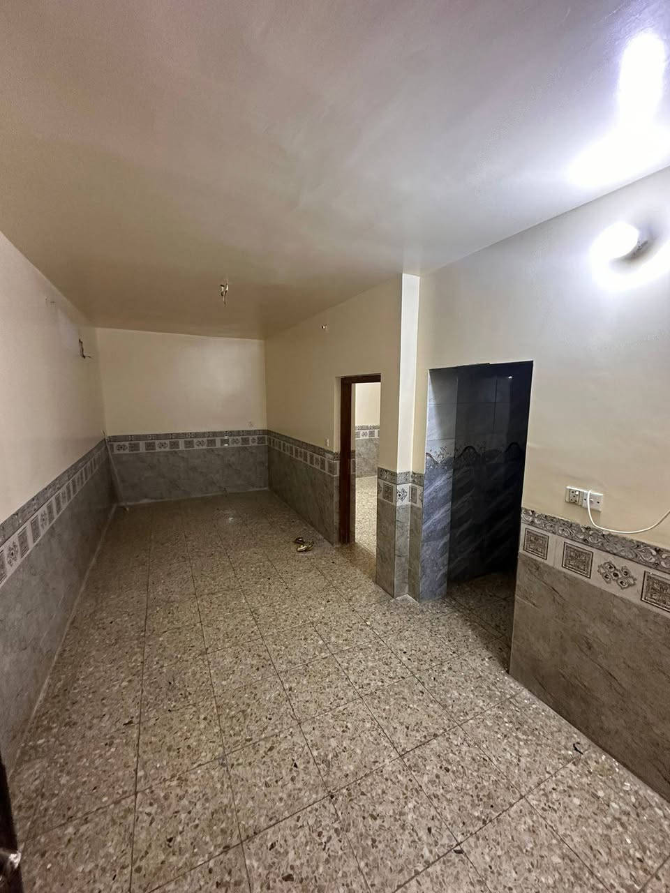 شقه للإيجار 
الشعب/شارع الأسواق المركزيه 
تحتوي على 
استقبال ،مطبخ معزول،خدمات ،غرفه نوم كبيره 
للمعلومات أكثر مراجعه مكتب الأخوين للعقار 
***********
