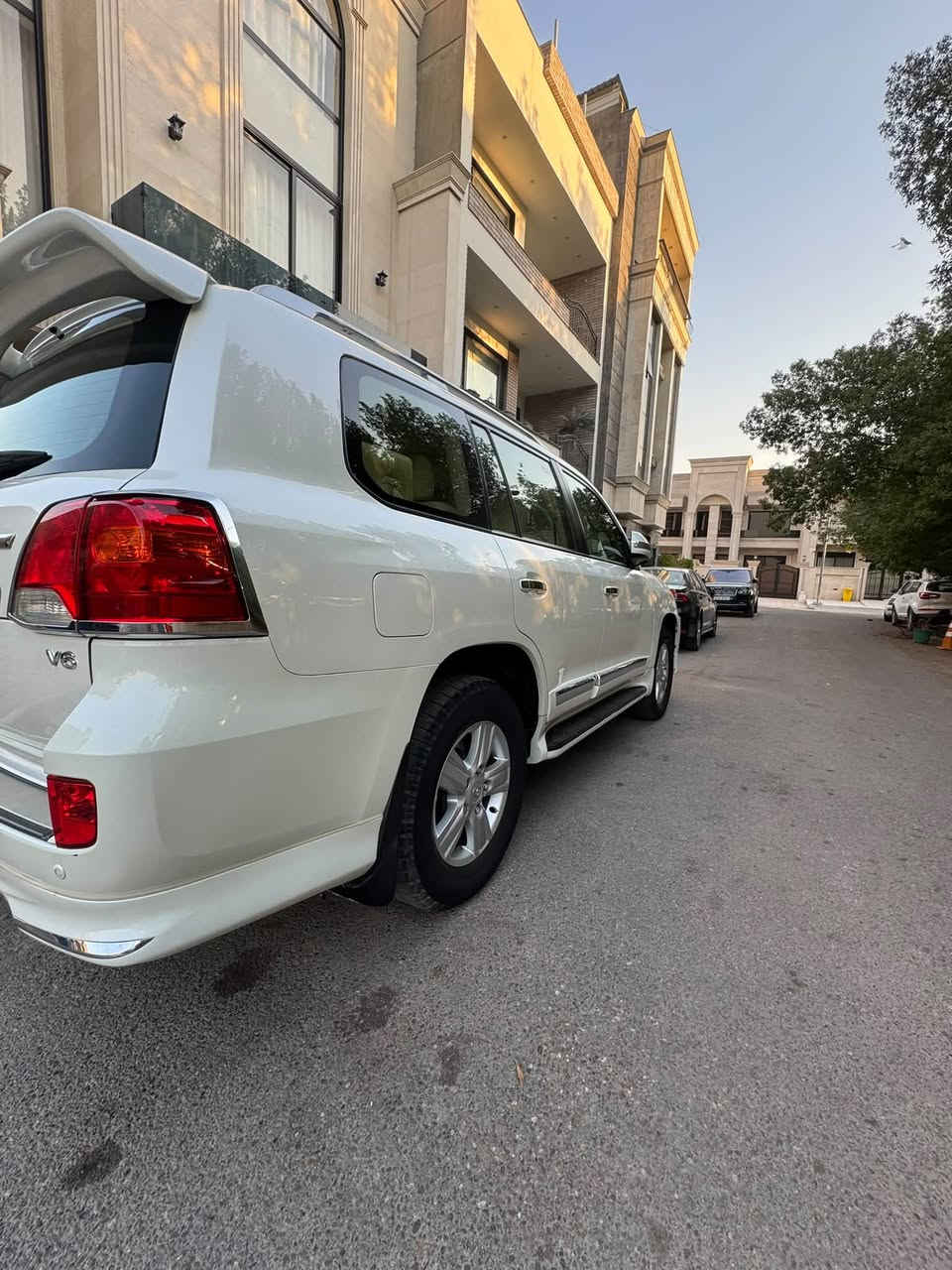 للبيع لاندكروز 2014 كفاله عامه 
سياره ماشيه 153 km مشي حقيقي شرط الفحص 
سياره فول الفول تشغيل عن بعد و ثلاجه و بقيه المواصفات معروفه 
سته سلندر 
مكينه و كير مكفولات 
السياره بيهه BDR كد شبر واحد بس و بيهه رصعات صغيره كلش 
سياره نضيفه جديده و ممشاهه حقيقي مكان السياره بغداد ساحه النسور 
السعر 355 ورقه 
استفسار خاص او اتصال ***********
