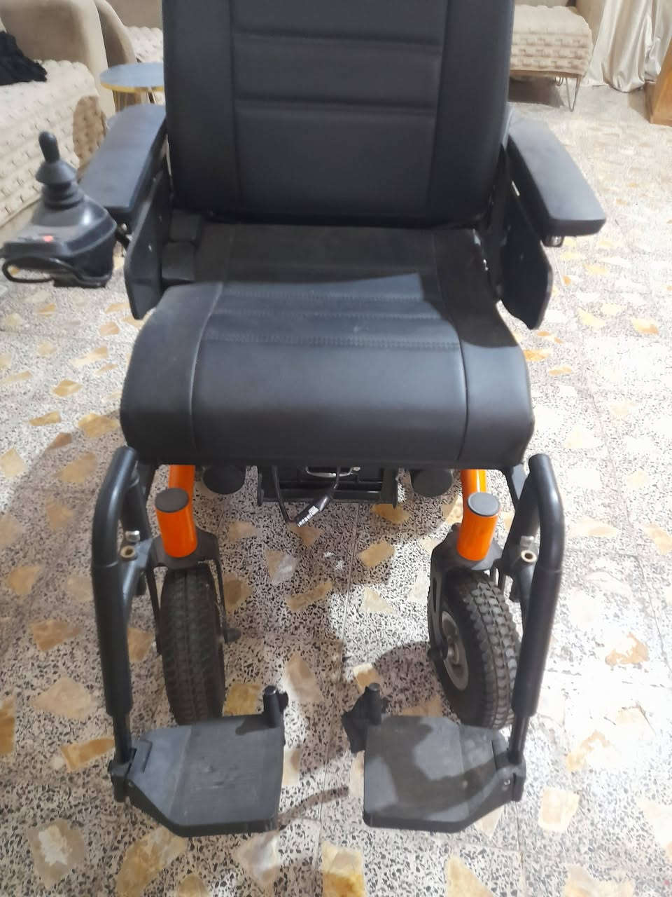 للبيع
عربانه الحجم الكبير بعده بل الجيس
السعر / مليون و٧٥٠ وبيه مجال 
***********
