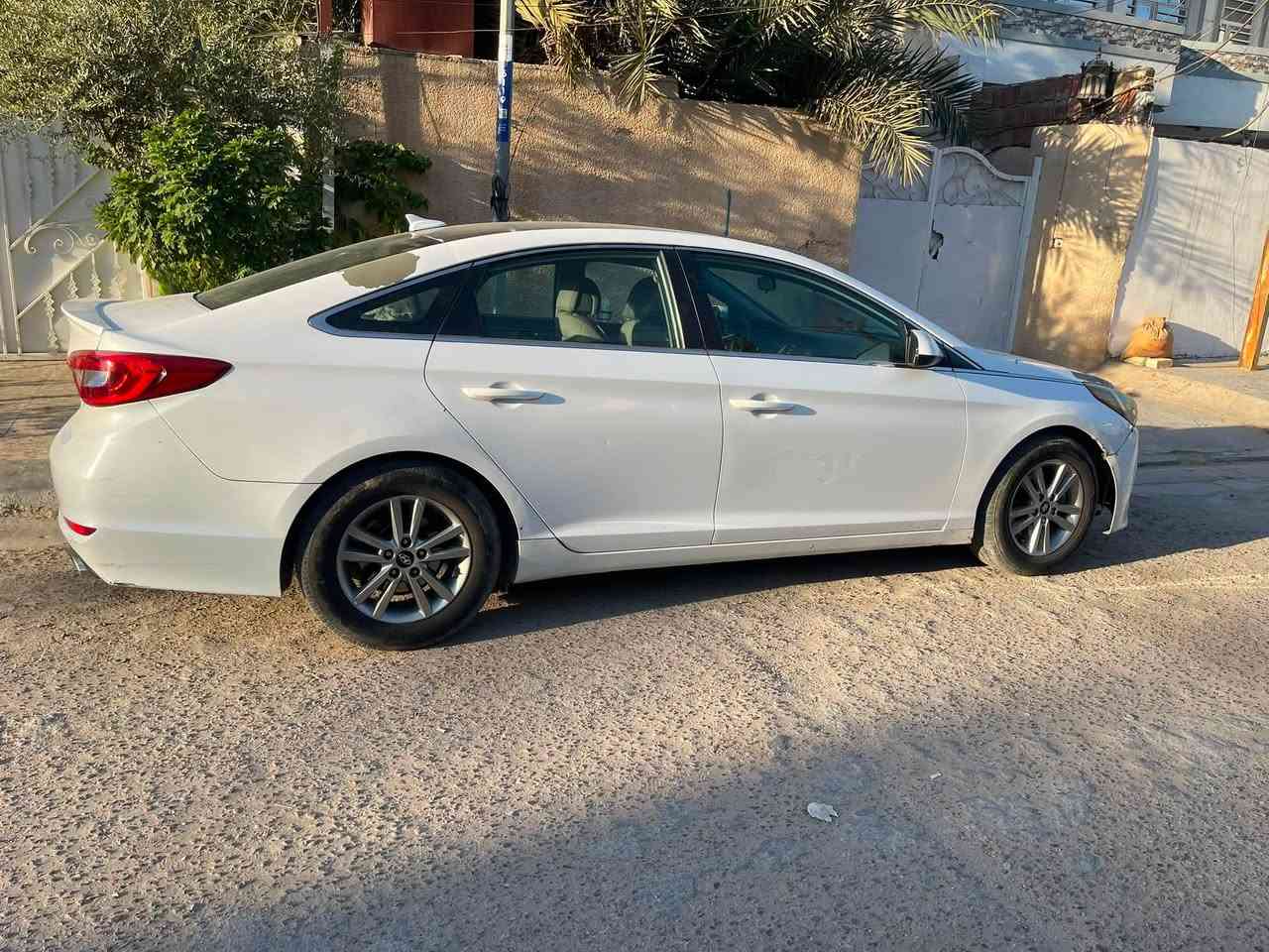 سوناتا ٢٠١٧
السياره ماشيه ١٧٥٠٠٠ 
رقم سليمانيه 
كير محرك مكفولات ترايك وين متريد 
وارد كندي 🇨🇦 
الحادث مالتهه جاملغ اليمنه 
تبريد خير من الله 
السياره مكانهه بغداد حي الجامعه 
للاتصال : *********** 
سعره ١٠٥$ وبيهه مجال
