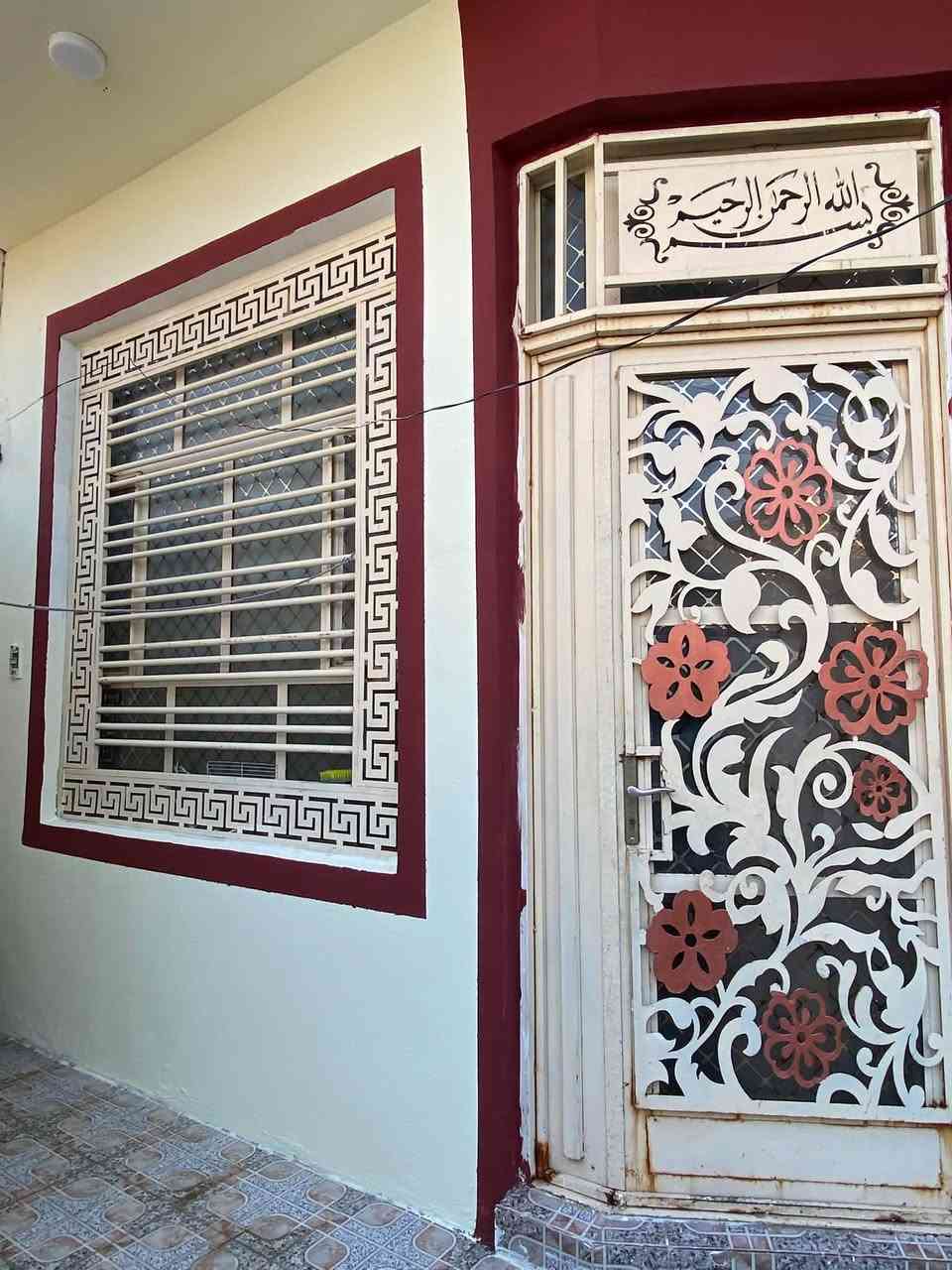 بيت طابو زراعي للبيع
الموقع : ملحق الجمهوري - شارع رائد جابر  

سند 25. تحول مباشر.  

المساحه : ٢٠٠ متر    _ 10*20

متكون من :

اسقبال : 4*7

صاله : 4*9

مطبخ بارد : 3 ونص* 4ونص

غرف عدد اثنين : 3ونص * 5

كراج : 5*6

مجموعه صحيات خارجيه وداخليه. 

للتواصل مراسله الصفحه او الاتصال ع الرقم 

***********

فرصه مميزه لمن عن بيت يجمع الراحه والموقع والسكن الجميل
