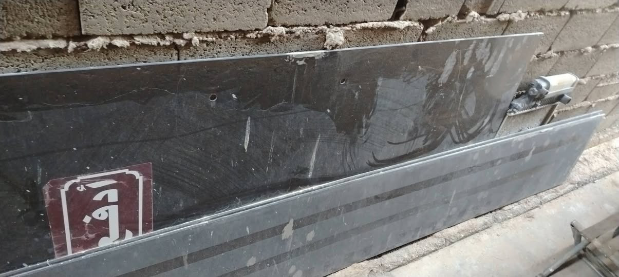 سلام عليكم باب سكورتي  كامل للبيع العرض 2 متر الطول 3متر سعر 175 وبي مجال مكان فلوجه اي استفسار الإتصال على هذا الرقم ***********
