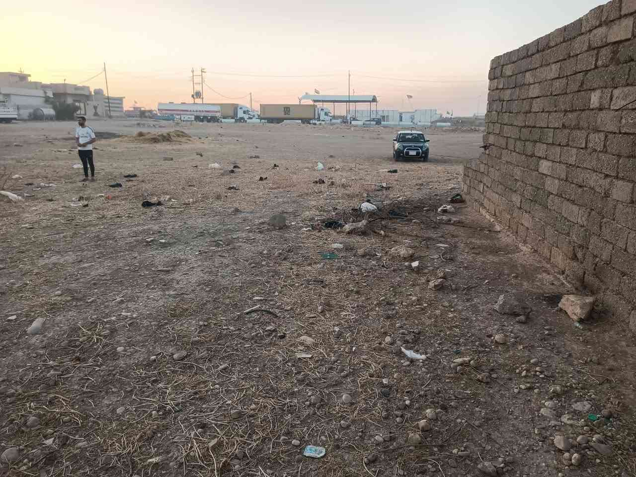 ارض للبيع في مدخل الثاني مساحه 100 كدامها شارع وتبعد عن شارع العام 40 م وصل بلديه بسمي ماء وكهرباء سند قرار 25 زراعي وبنص بيوت كاع حلوه ومرتبه وسعرها 9 ***********
