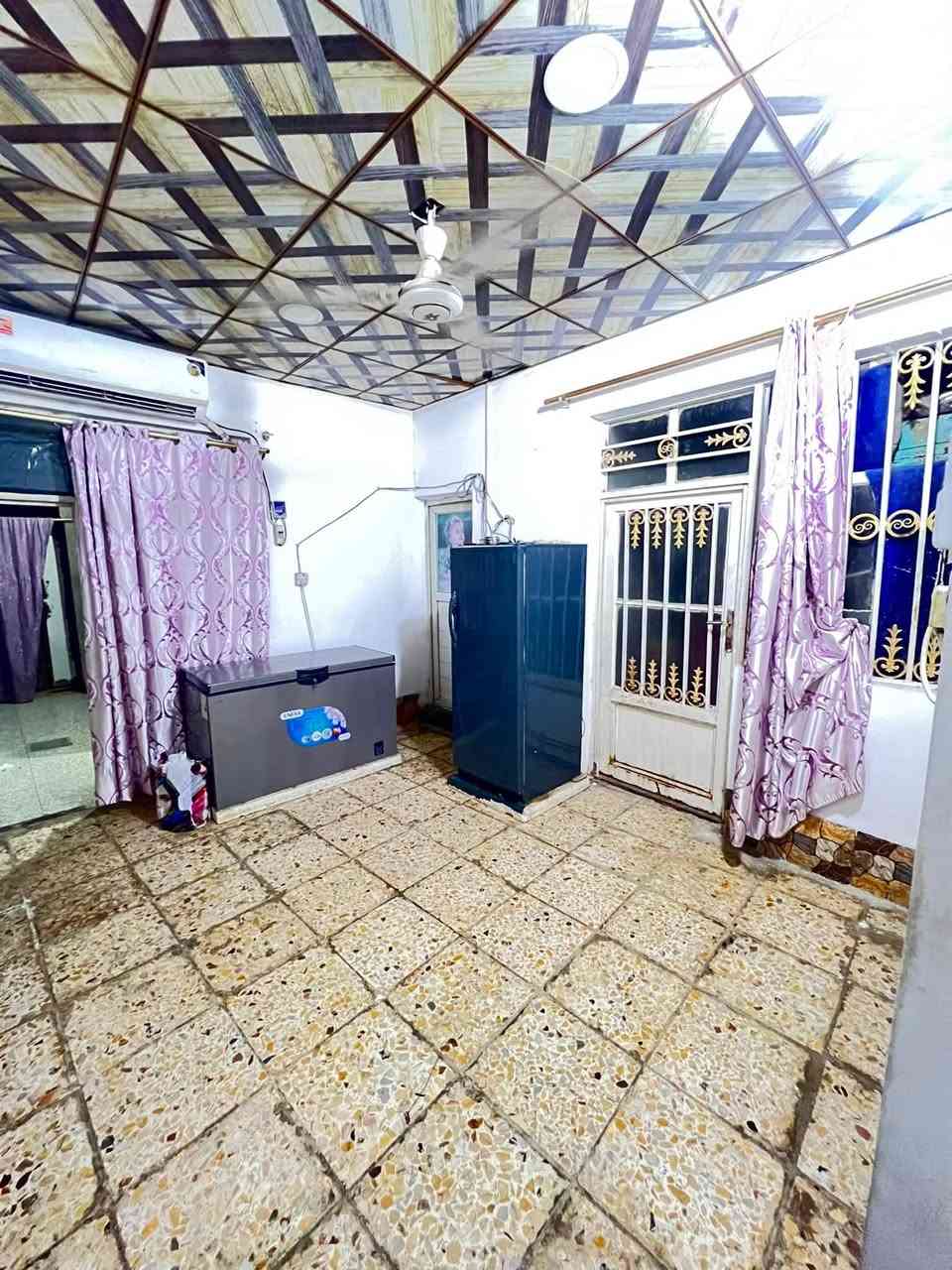 بيت للبيع
مساحه 75
غرفه وصاله ومكشوفه ومطبخ وطارمه وتخاريج 
السعر : 31 مع المجال 
العنوان : النجف /كوفه /حي 17تموز /سايدين الملعب بفرع اسواق جوري مول
للتواصل والاستفسار ع الرقم :  ***********
