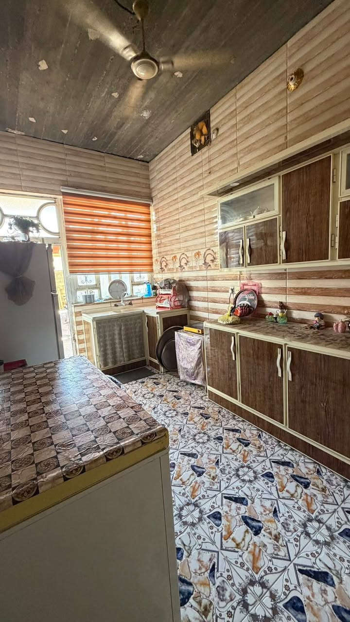 دار للبيع الموقع العبايجي فرع الكردي خلف اسواق قصي ركن على شارعين .المساحه ٣٥٠ متر الأتصال ***********
