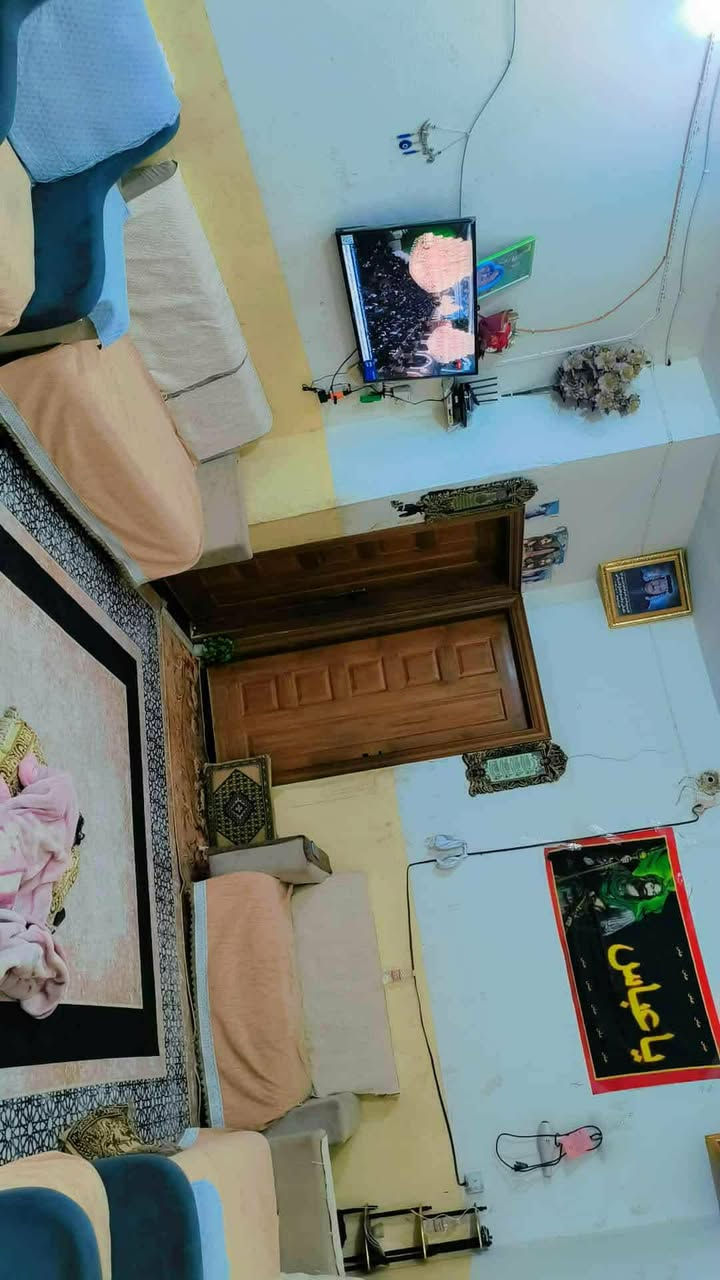 سلام عليكم اخوان متوفر دار سكن للبيع السماوه منطقة الغسل الصوب الصغير نظيف جدا جاهز للسكن غرفتين وصاله وبراني ومطبخ وصحيات بناء عكاده مساحة ١٦٠م. السعر ٧٠ وبي مجال استفسار اكثر اتصال*********** أو واتساب ونكون بخدمتكم
