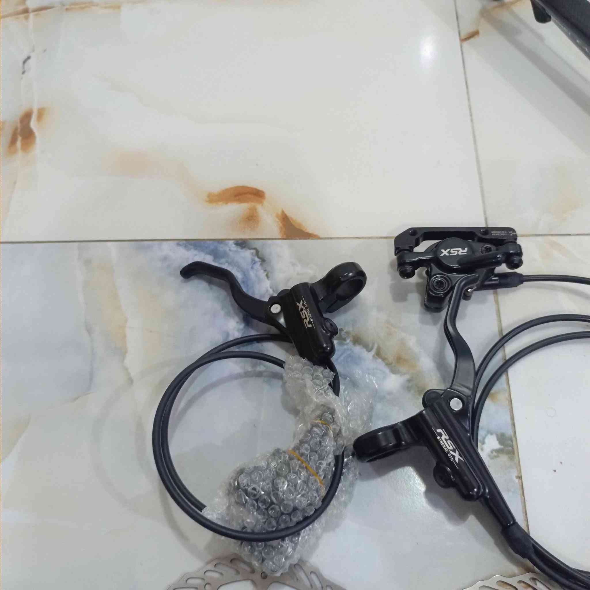 السلام عليكم ماشه ماركتDodici نضيفه كلش سعرها 60 الف وبيها مجال وبريكات امامي وخلفي من ماركت RSX جديده مامستعمله سعرها 50 الف وبيها مجال مكان كربلاء  للستفسار *********** بي واتساب
