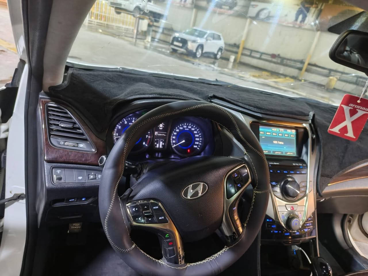 هونداي ازيره Vip خليجي 2012
المحرك V6 حجم 3000 المرغوب 
مكفولة كفالة عامه ماعدا شبر بصندوق 
السعر 115وبيه مجال
فتحة سقف بانوراما.
مقاعد جلد كهربائية.
تحكم ستيرن 
لدد نهاري 
ذاكرة للمقاعد (Memory Seats).
 وتسخين للمقاعد الأمامية
ستارة خلفية كهربائية.
حساسات أمامية وخلفية.
كاميرا خلفية..
تشغيل بصمة  Start/Stop.
نظام صوت Infinity الفاخر.
تكييف أوتوماتيك ثنائي التحكم.
مرايا كهربائية مع طي كهربائي وإشارات LED.
بريك يد إلكترونية.
إطارات + سبير جديد 
صدر أمامي خلفي جديد
مكان السياره بغداد 
***********
