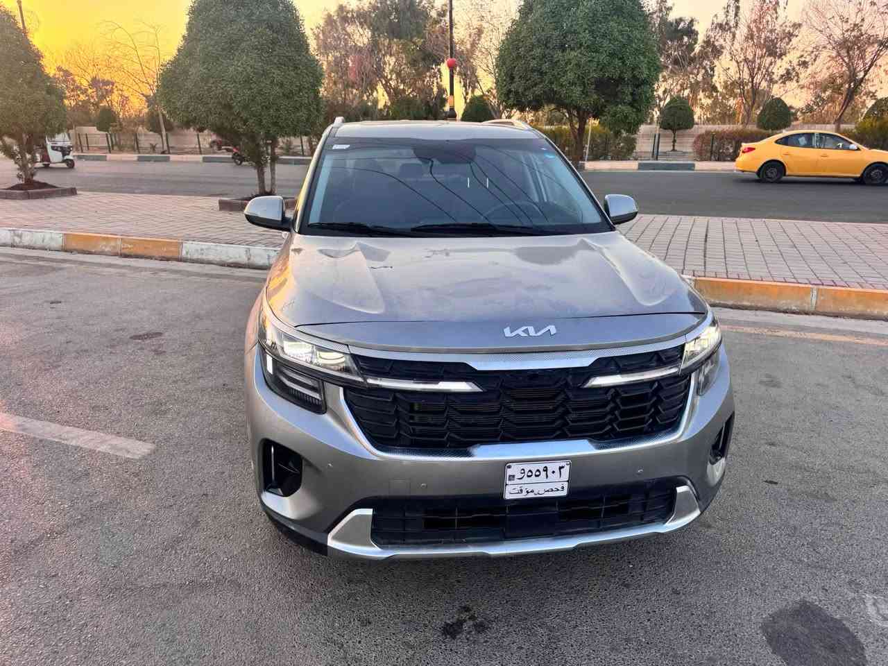 للبيع: كيا سلتوز (Kia Seltos) موديل 2024 - وارد كندي (فول مواصفات) 🚗🇨🇦
الموديل: 2024
 العداد (المسافة المقطوعة): 1,389 كم فقط (شبه جديدة)
 المواصفات: وارد كندي - فول مواصفات

 حالة الضرر: بنيد مبدل + جاملغ مبدل فقط بدون دواخل السيارة. (باقي السيارة كفالة)
أبرز المواصفات والأوبشنات:
 فتحة سقف.
 تشغيل عن بعد (Remote Start).

 شاشة لمس بانورامية حديثة تدعم Apple CarPlay و Android Auto.
 شاشة عدادات رقمية (Digital Cluster).

 تدفئة مقاعد (كوشن) + تدفئة مقود (ستيرن).

 أنظمة أمان ورادار متطورة (نظام الحفاظ على المسار Lane Keep 
Assist، رادار تنبيه).
 وضعيات قيادة متعددة (Drive Modes).

 تكييف رقمي لمس (Auto Climate Control).

مقاعد جلد متعدد الوظائف مع مثبت سرعة (Cruise Control).
💰 السعر المطلوب: 135 ورقة (13,500$)
📍 المكان: ديالى / بعقوبة
📞 للتواصل والاستفسار: ***********
