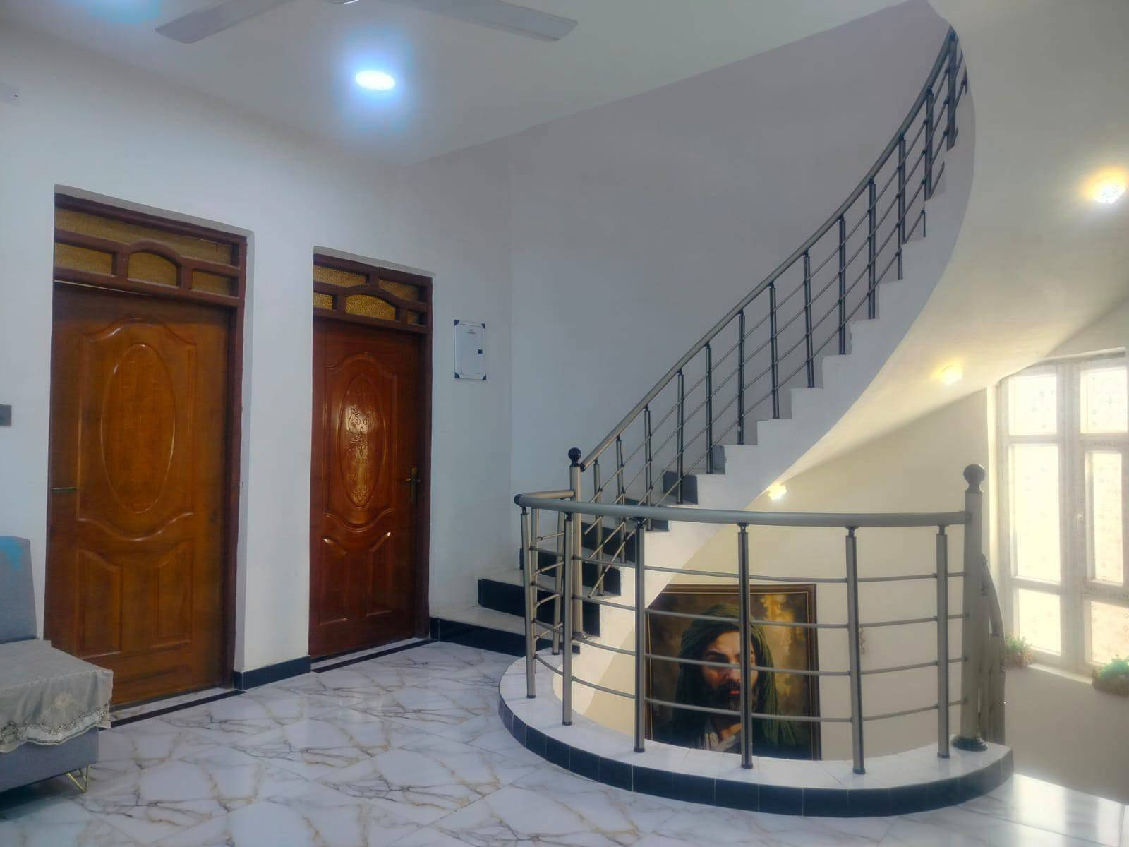 🏠 بيت للبيع في الناصرية – منطقة المهيدية
📍 الموقع: المهيدية – مقابل عمارات الشموخ السكنية، قريب من التبليط
📐 المساحة: 200 متر مربع
📏 الواجهة: 10 متر
📏 النزال: 20 متر
🛣️ عرض الشارع: 10 متر – شارع صب
📜 ملكية الأرض: زراعية، مع وجود وصل تطويب
🏡 بناء حديث سنة 2025 – طابقين
🔹 الطابق الأرضي:
• غرفتان نوم
• صالة
• استقبال
• مطبخ
• صحيات داخلية وخارجية
• منور
🔹 الطابق العلوي:
• 3 غرف نوم
• صالة
• صحيات
🔶 كافة الخدمات ماء ـ كهرباء -مجاري -شارع صب
💰 السعر: 180 مليون
🔸 يوجد مجال بسيط للشراي
📱 للتواصل: ***********
