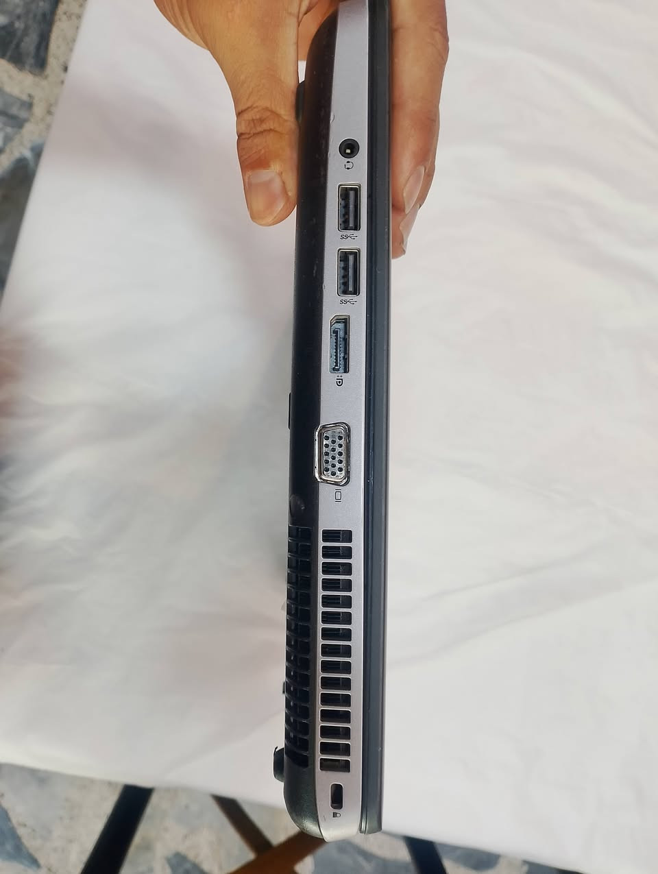 الموديل: HP ProBook 655 G1
المعالج: AMD A6-5350M APU بسرعة 2.90 GHz
الذاكرة العشوائية (RAM): 4.00 غيغابايت من نوع DDR3
بطاقة الرسوميات (الكرت): AMD Radeon HD 8450G (مدمج بسعة 754 ميغابايت)
التخزين: هارد HDD بسعة 500 غيغابايت (المساحة المتاحة الفعلية 466 GB)
نظام التشغيل: Windows 10 (إصدار 64-بت)
السعر 130 وبي مجال قليل
عنوان موصل الجانب الايمن 
تواصل واتساب ***********
