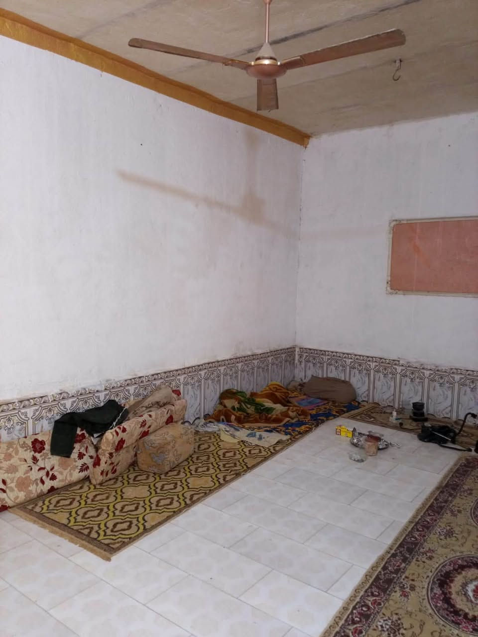حواسم للبيع بشارع ابو البنان سعره 14 وبي مجال الشراي مستعجلين 

بسبب الضروف مساحه 150مترر ***********

