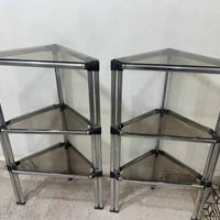 ميز زجاج زاويه عدد ٢👀  قيم واخذ 👉 مكانهن بغداد الدوره 07885889061 بغدا...