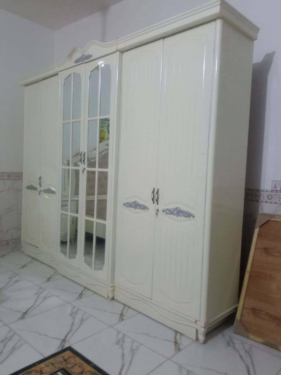 غرفه عراقيه صاج لون ابيض استخدام قليل ١٧٥٠ قفل مابيها مجال ***********
