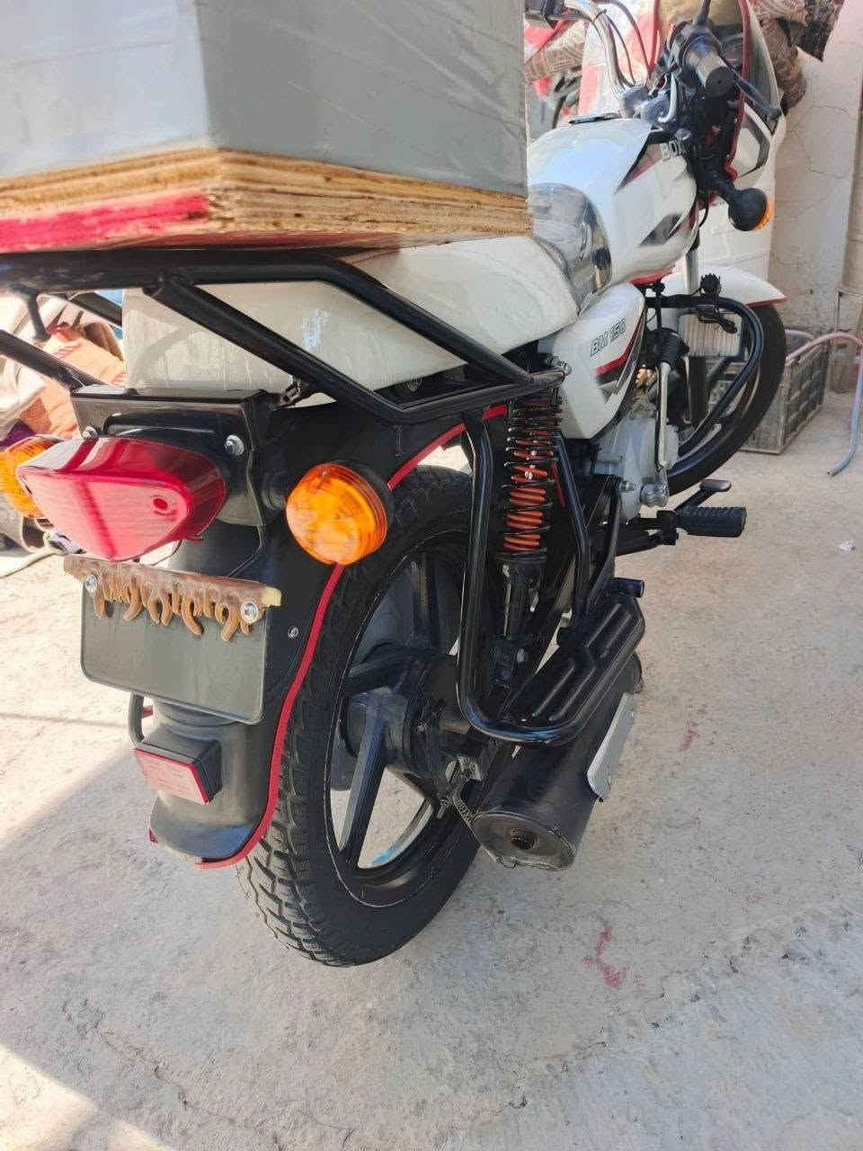 بوكسر موديل 2019شهر 12يوم29محسوب عل 20دراجة حيل حيل نضيفه مال بيت ما مشتغله توصيل ابد ماشية 27الف اوراق اصولي شرط ترقيم دراجة كلها بلادية ما مبدل بيها اي شي مفتوحه بس بوشة بلادية بدلت ولفات وبستم فقط لا تنقيص ولا تبخير مابيها اي نقص كلها شغاله كهربائيات كيج بانزين عداد سرعة  تخم تاير جبلي بيها مكاني ديالى بعقوبه *********** سعر 950وبيها مجال شي بسيط
