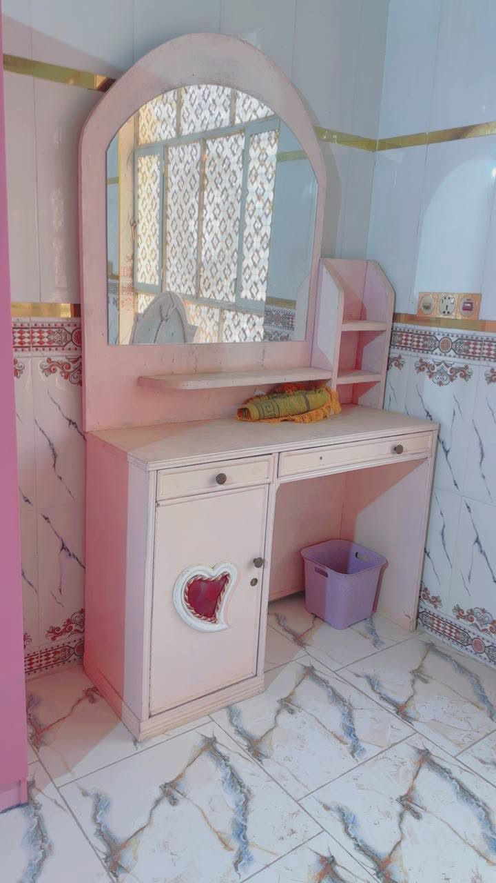 سلام عليكم غرفه تركيه وجربايه ام نفر وميز تواليت .للبيع
250 مع المجال ***********
0782599456
