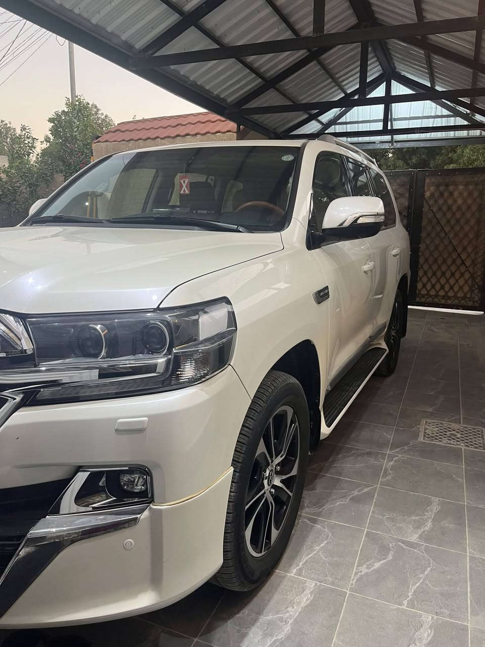 السلام عليكم
لاند كروزر GXR 2021 
Grand   Touring
مواصفات بحريني
6 سلندر 
محرك 4000 
عداد مسافه 75000
كشنات جلد لون قرميد
مرايه كهرباء 
صندوق كهرباء 
ماوس عدد 2       
كاميرات محيطية
شاشات عدد 3
فتحه سقف 
دشبول ليزري 
حساسات 
تشغيل عن بعد 
دخول ذكي أربع أبواب
تبريد ثلاث قطع
اللون أبيض صدفي
كشن كهرباء
مكفولة والتفاصيل بالمنشور
للتواصل ***********
