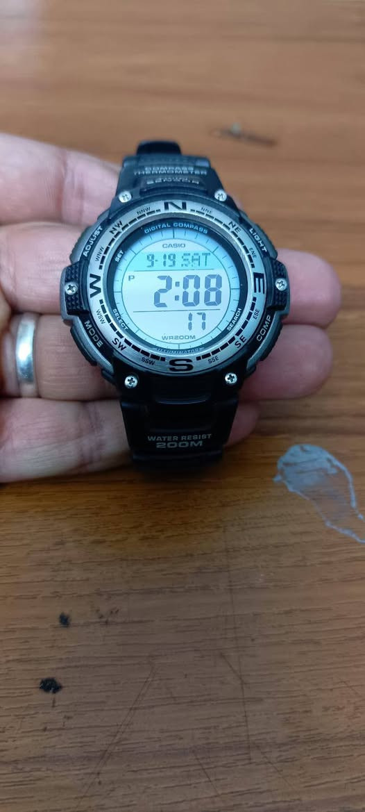 *CASIO SGW-100 Twin Sensor* - من اقوى ساعات كاسيو البرية.

*مواصفاتها الكاملة:*

*- الحساسات:*
- *بوصلة رقمية:* تحسب 16 اتجاه، من 0 الى 359 درجة، بدقة درجة وحدة، بيها تصحيح انحراف مغناطيسي حتى تنطيك اتجاه صحيح
- *محرار حرارة:* يقيس من -10 الى 60 درجة سيليزية، الدقة 0.1 درجة، تكدر تحوله فهرنهايت

*- ضد المي والظروف:*
- *WR 200M:* ضد المي 200 متر، تكدر تسبح وتغوص بيها خفيف
- تتحمل برودة لحد -10 درجة
- جامها معدني *Mineral Glass* ضد الخدش، والاطار المنيوم

*- الوقت:*
- التاريخ الي طالع عندك 9-19 SAT صحيح
- توقيت عالمي 48 مدينة / 29 منطقة زمنية
- 5 منبهات - 4 عادية وواحد غفوة
- ستوپ وتش دقة 1/100 ثانية
- مؤقت تنازلي لحد 24 ساعة
- تقويم اوتوماتيكي مبرمج لحد سنة 2099
- نظام 12/24 ساعة
- انارة *ILLUMINATOR* خضرة تطول 3 ثواني، دوس LIGHT 82a9

*- البطارية والجسم:*
- بطارية CR2025 تعيش حوالي 3 سنوات
- وزنها 55 غرام بس، قياسها 51.5 × 47.6 × 13.2 ملم
- قايش ربل 82a9

ساعة كاسيو تفيد جماعة الصيد ويطلعون البر و الخواصين 
سعرها ٦٠ الف مع التوصيل رقمي 
***********
