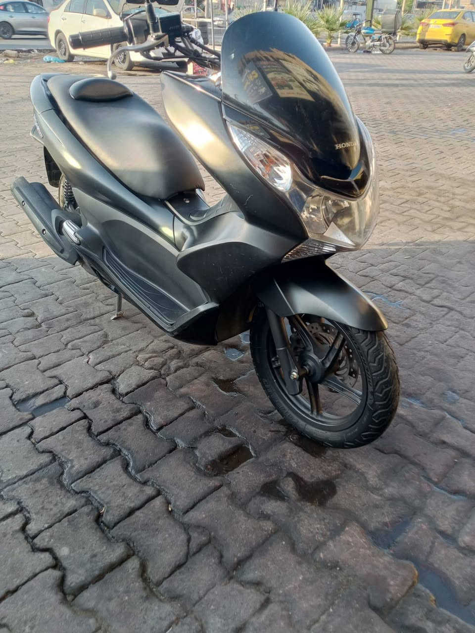 سلام عليكم PCX لبيع فقط الدراجة صالها شهرين نازلة من الرمبة ماشية 18 الف السعر16 ربع ما ينزل لئن الدراحه جديده بمعنه الكلمه لبع فقط ما اراوس العنوان حي اور امل كبر الرقم *********** لا تراسني عل مازنجر ما اجاوبك

