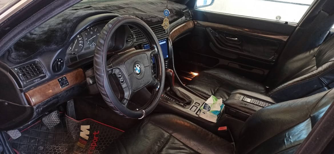 البيع بي ام دبليو موديل 96 كاسحه سياره جاهزه من كلشي حجم 740 مكانه بغداد  سعر 70 رقم ***********
