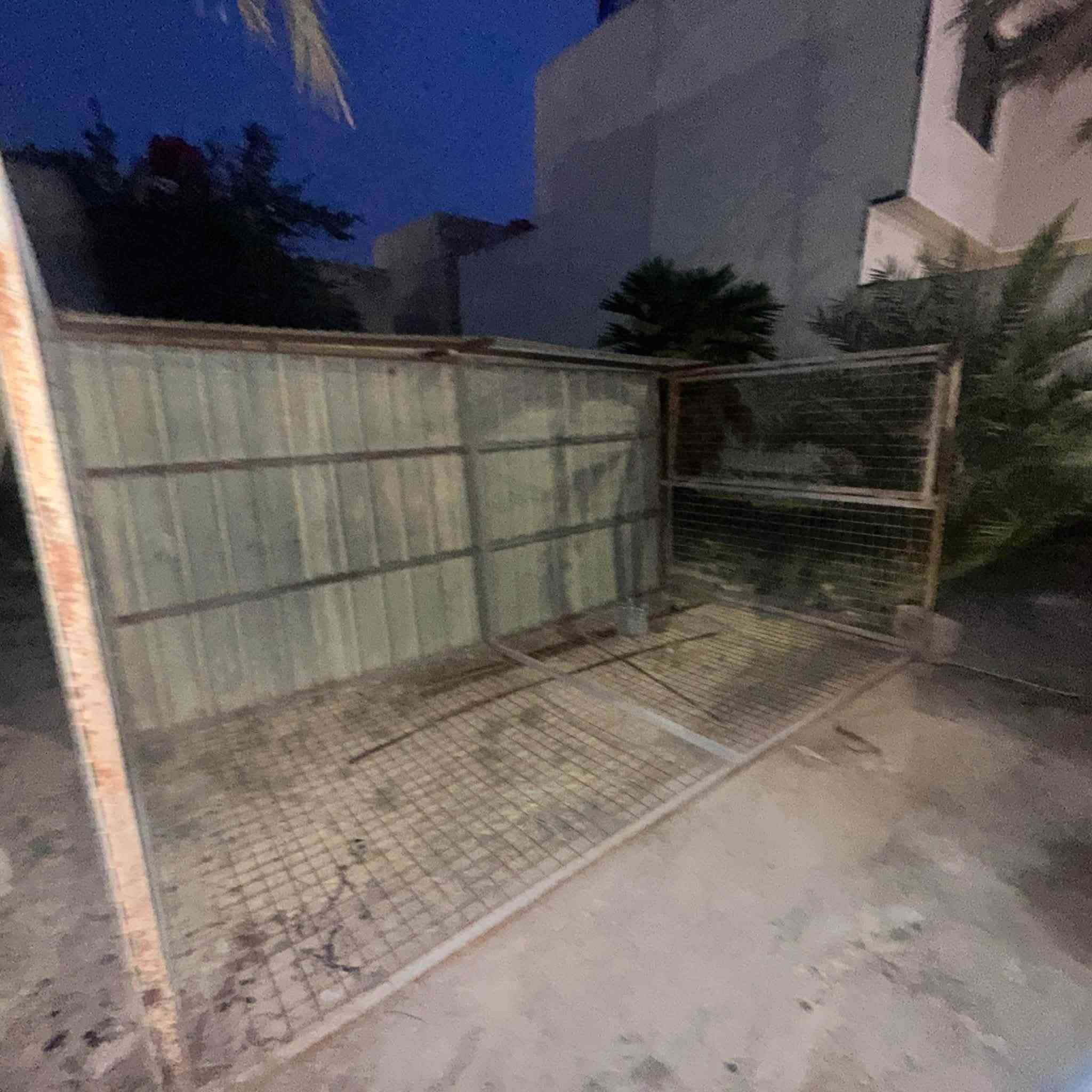 قفص حجم كبير
الطول 4 أمتار 
العرض 185
الارتفاع 230 
بيه باب وقفل
مفتوح من جهه وحده لان جان على الحايط

السعر : 250 وبيه ومجال 
المكان البصره ، الجبيله 
للتواصل على الخاص او على الرقم *********** على الواتساب

ملاحظه : بالصوره القفص مكلوب
