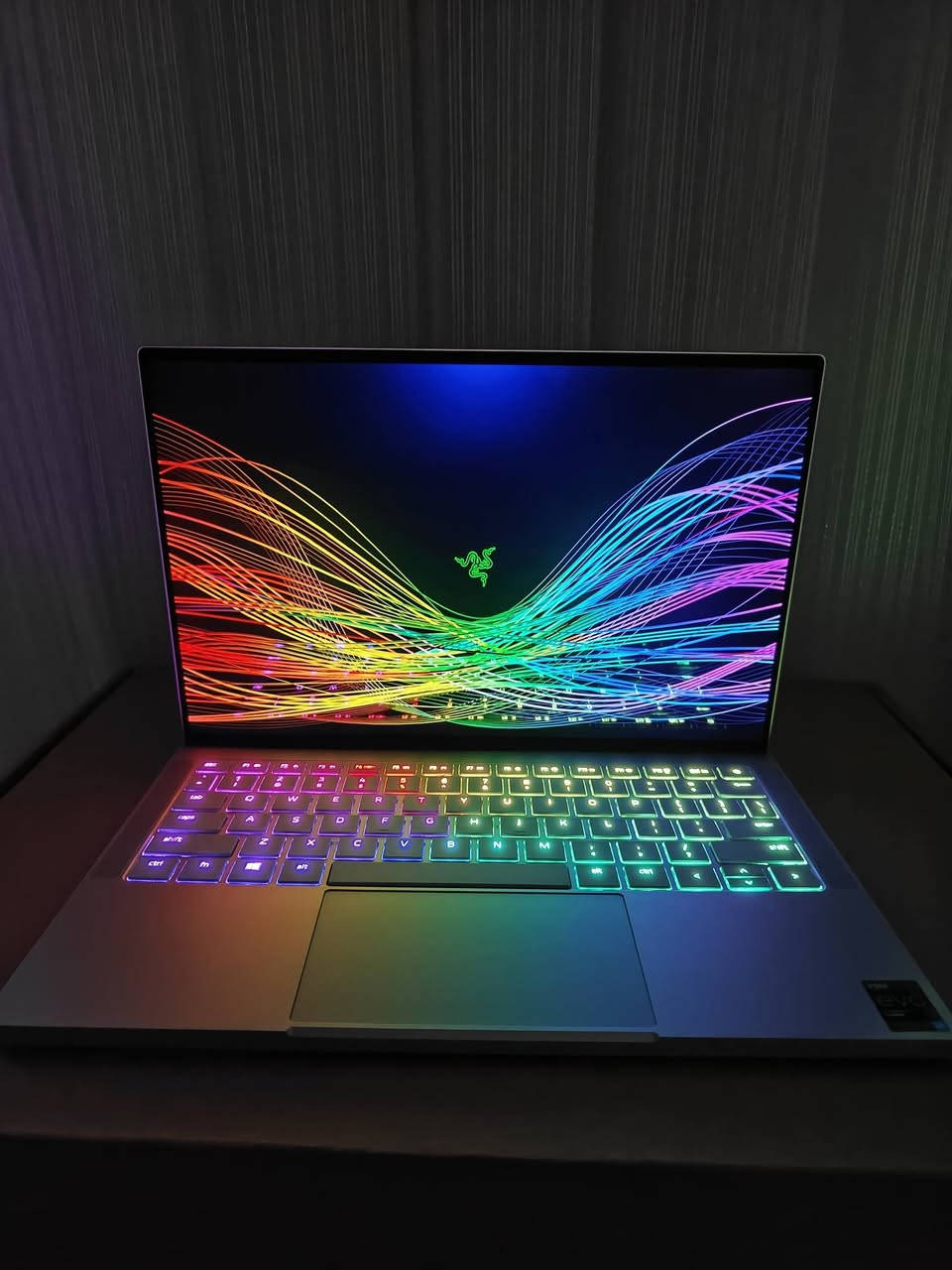 🔥 Razer Book 13 – فخامة الأداء، الأناقة، وسلاسة اللمس المطلقة! 🔥

​💻 المواصفات التقنية:
​🧠 المعالج (CPU): Intel® Core™ i7-1165G7 (منصة Intel® Evo™، أداء ذكي وسريع ومستقر للاستخدام اليومي والأعمال)

​🎮 كرت الشاشة (GPU): Intel® Iris® Xe Graphics (يصل إلى 8GB، أداء ممتاز للمهام الاحترافية وتشغيل البرامج بسلاسة)

​⚡ الرام (RAM): 16GB DDR4 (سرعة فائقة جداً لتعدد المهام بسلاسة تامة)

​💾 التخزين (Storage): 128GB NVMe PCIe SSD (سرعة فائقة في الإقلاع ونقل الملفات)

​🖥️ الشاشة (Display): 13.4 بوصة بحجم مثالي، متوفرة بخيارين للشاشة حسب رغبتك:

​الخيار الأول: شاشة 4K Touch Screen (دقة خيالية وتفاصيل فائقة الوضوح)

​الخيار الثاني: شاشة FHD Touch Screen (سلاسة ممتازة ومناسبة للأعمال والاستخدام اليومي)

​⌨️ الكيبورد: إضاءة خلفية أنيقة ومريحة للكتابة في الإضاءة الخافتة

​🛠️ تصميم الهيكل: هيكل معدني أنيق، خفيف الوزن ومتين للغاية يناسب التنقل والسفر

​✨ حالة الجهاز: جهاز بحالة الزيروو نظيف جداً وبحالة ممتازة (بەکارهاتووی خاوێن و بێ کێشە) مناسب للأعمال، الدراسة، والتصميم الخفيف.

​📞 للتواصل (واتساب أو اتصال): ***********

​📍 العنوان: كركوك – بنجا علي (کەرکوک – پەنجا عەلی)

🚚 تتوفر خدمة التوصيل لجميع المحافظات.

​🏢 شركة خوبيب للابتوبات (Laptop Khubaib)
