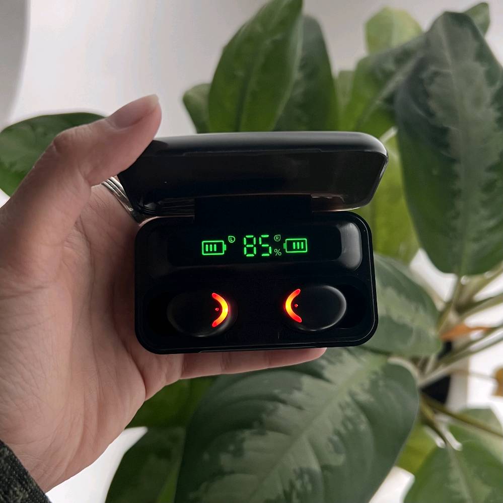 🎧 سماعات TWS F9-5 اللاسلكية 🔥

استمتع بصوت واضح وراحة بدون أسلاك، مع شاشة رقمية لعرض نسبة البطارية وعلبة شحن تعمل أيضًا باور بانك 🔋

✨ أهم المميزات: • بلوتوث 5.3 + EDR • تحكم باللمس 🎵 • مكالمات بدون استخدام اليدين 📞 • استخدام السماعتين معًا أو كل سماعة منفردة • مدى اتصال يصل إلى 15–25 متر • تشغيل الموسيقى 2–3 ساعات • علبة شحن 300mAh • متوافقة مع الهاتف والتابلت والكمبيوتر

🔥 عملية وأنيقة ومناسبة للاستخدام اليومي!

سعر القطعة 13 الف مع التوصيل 
سعر القطعتين 20 الف مع التوصيل