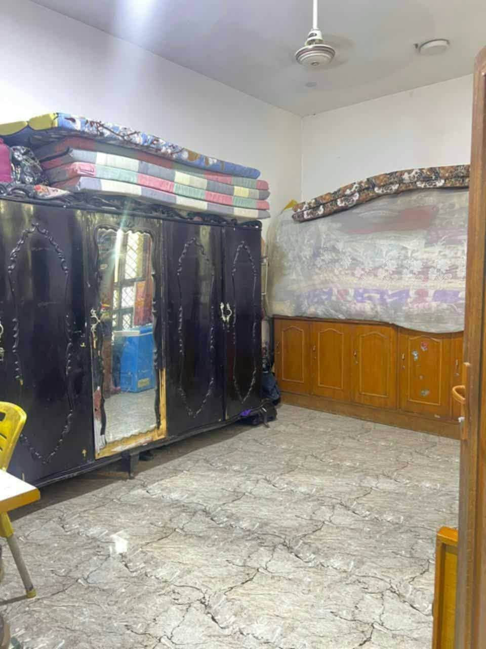 سلام عليكم بيت للبيع في حي الصديق ابو غريب
يحتوي ع استقبال وصاله 
ومطبخ واربع غرف نوم وحده بالطابق الارضي وثلاثه بالطابق الثاني 
ويحتوي ع ثنين مناور 
وحمامات ثنين * واحد مشترك 
والكاشي بورسلين 
قريب ع المدارس الصينيه 
وقريب ع الشارع العام الرئيسي 
عنوان البيت 
حي الصديق شارع ٢٠ قرب جامع النور 
للتواصل او الاستفسار ع هذا الرقم
***********
