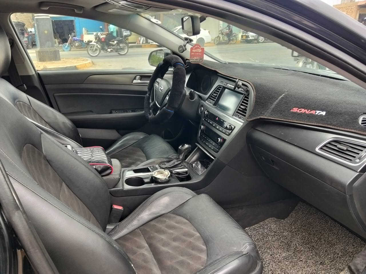 سلام عليكم سوناتا لبيع موديل 2016
فول مواصفات سبورت مصبوغ صفحه و بنيند بدون معجون بدون ضرار داخلي  
تبريد قطعتين فتحه اسلايد سياره بصمه 
سعر 110قفله ***********
