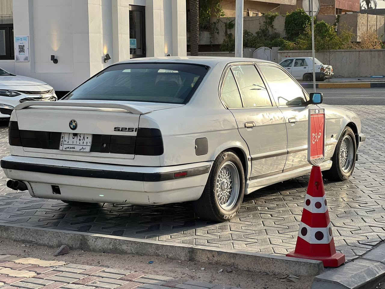 سلام عليكم 
للبيع  Bmw525  / السعر ٥٥ وبيه مجال

لون ابيض 
موديل 1990
السيارة بالكامل M كشنات ٧ قطع
گير محرك ضفيرة ملكه 2005 يعني 
انسه الحماوه سيارة تعبان عليه كلش 
تبريد ٤ قطعم ثلج 
تخم  تاير امامي خلفي جديد  اكسل ابشرط
موصفات مزوعه فول المري الداخلي والخارج تحكم 
+من تجي سيارة وراك المري تنزل وترجع
لايت زنون كهربائيات كله شغله داخل خراج
صيدلية ومعدات بالكامل موجوده 
رقم ديالى سنويه جديد رقم جديد 
شرط تحويل 
سيار بدون ضربه صبغ جمالي 
عنوان بغداد العامرية 
***********
