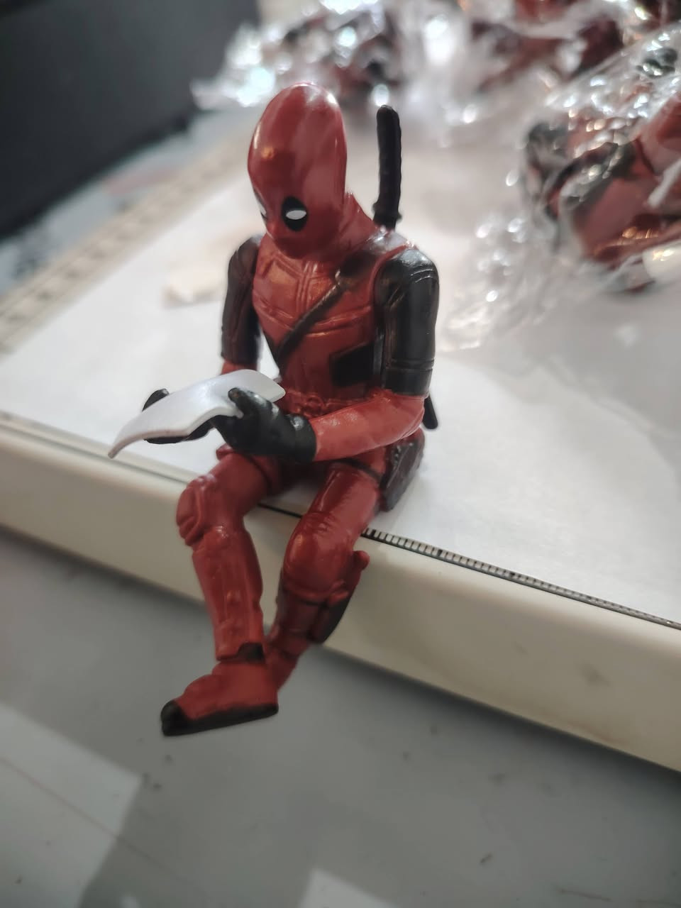 🔥 تحفة فنية لخارجين عن المألوف.. مجسم Deadpool الأيقوني بتفاصيل تبهر كل عُشاق المقتنيات الفاخرة! 🔥
​إلى عُشاق التميز، جامعي الـ Action Figures، ومحبّي شخصية "ديدبول" الأسطورية.. نقدم لكم قطعة ديكور استثنائية ستنقل مكتبك أو غرفتك إلى مستوى آخر تماماً من الأناقة والجاذبية.
​✨ لماذا هذه القطعة بالذات؟
​تصميم واقعي ينبض بالحياة: نحت دقيق يعكس تفاصيل الشخصية الحركية الشهيرة بكل احترافية، مع وضعية جلوس فريدة تضفي طابعاً حيويًا ومميزًا على المكان.
​جودة خامات عالية: ألوان ثابتة ومتقنة بدقة فائقة لتحمل الطابع العصري الجريء وتدوم طويلاً كقطعة فنية فاخرة.
​إضافة مثالية لديكورك: سواء كنت توضعها على مكتب العمل، طاولة الألعاب (Gaming Setup)، أو في ركن المقتنيات الخاصة بك، ستكون دائماً محط الأنظار ورمزاً لذوقك الفريد.
​📦 الحالة: جديدة ومتوفرة الآن لترتقي بمجموعة مقتنياتك.
📍 التوصيل: متوفر خدمة توصيل  جميع محافظات العراق
​💬 للطلب أو الاستفسار عن السعر وتفاصيل الحجز، يُرجى مراسلتنا على الخاص (Messenger) او على واتساب *********** أو ترك تعليق وسنتواصل معك فوراً.
