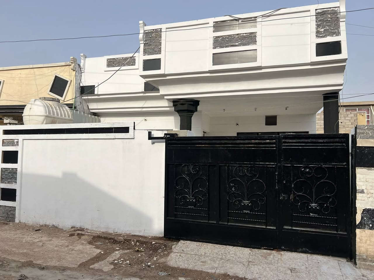بيت للبيع ابي غريب حي الشهداء الجديدة حي اشبيلية.المساحة150 متر استقبال و مطبخ وصالة كبيرة وغرفتين نوم ومنور او ترك السعر 75 وبي مجال للشراي رقم الهاتف ***********
