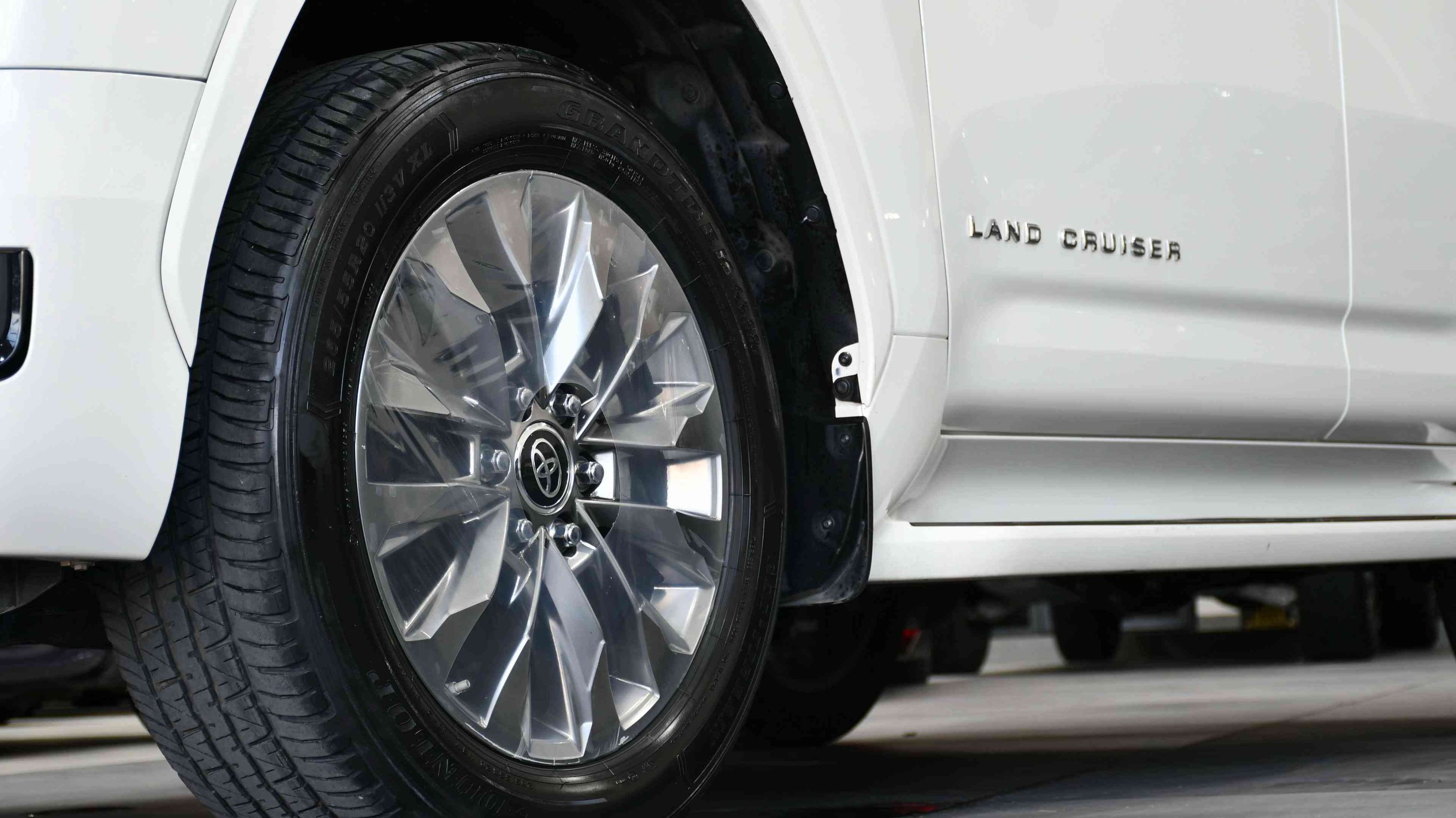 � للبيع | Toyota Land Cruiser GXR 2023 Twin Turbo لاندكروزر موديل 2023 وارد شركة جيهان – العراق 🇮🇶 فئة GXR Twin Turbo ✅ ضمان الشركة ✅ الممشى: 73,000 كم ✅ السيارة بحالة ممتازة 🔧 يوجد مكان صغير جداً تعديل PDR 💰 السعر: 618 ورقة 📞 للتواصل والاستفسار: ***********
