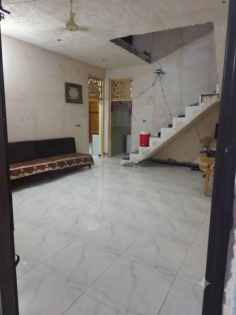 سلام عليكم بيت المساحة 300 طابو صرف زراعي بناء حديث 
طابقين الطابق الثاني استقبال ثمانية في خمسه صالة خمسه في سته غرفة خمسه في أربعة الطابق الثاني صالة خمسه في سته غرفة خمسه في سته غرفة خمسه في أربعة الطابق الثالث غرفة خمسه في أربعة يبعد عن الشارع الخدمي والسريع 500امتار قرب مخازن بيت مرجان قرب حي الجزائر تلاث دقائق التلفون ***********

