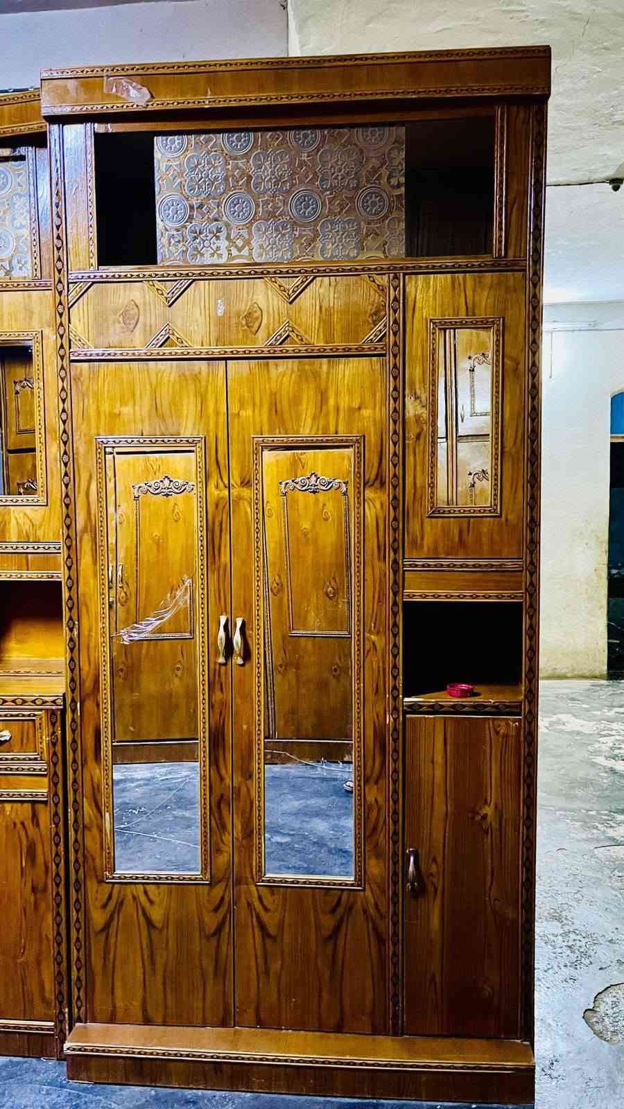 السلام عليكم يوجد غرفه هودج ست قطع اربعينيه للبيع خشب صاج عراقي اخو الجديد للاستفسار على هاذ الرقم *********** يوجدوتساب
