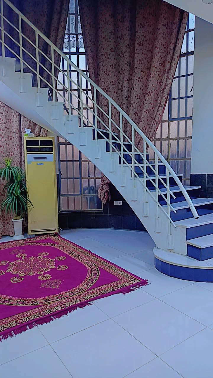 طابو ملك صرف
 تحويل اسهم مباشر بأسم المشتري
بيت حديث بناء درجه اولى بمساحة 225متر طابقين يحتوي ع 5 غرف نوم مع صالتين واستقبال ومطبخ ومجاميع صحيه عدد3 بسعر 190قابل للتفاوض في شارع الحافظ مقابل مجمع فلل الفردوس للاستفسار ***********

نص مكتوب في الصور:
- ٧:١٠ م
- الأربعاء
- ٢٠٢٦/٠٨/٠٥