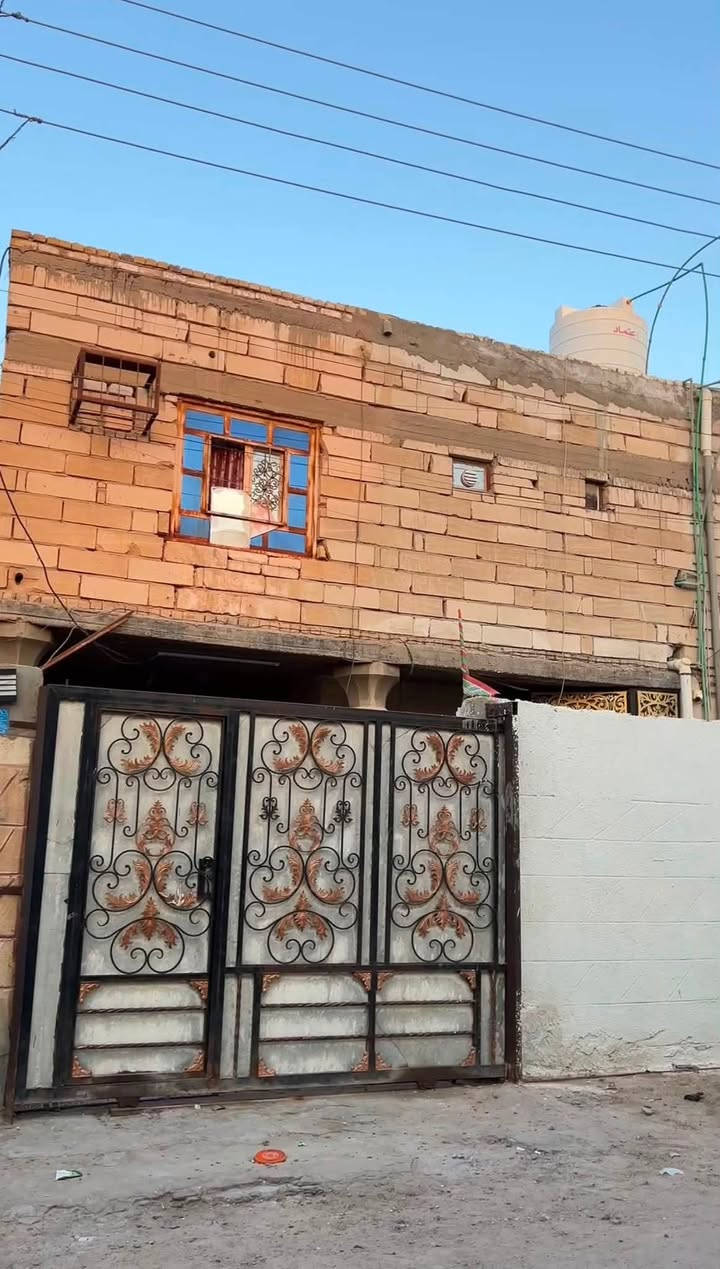 بيت ملك صرف طابوك طابو اسود المساحة الكليه 300  واجه (12) والنزال (15) البيت طابقين غرفتين جوا وهول وديوانيه ومدخل ومطبخ والطابق الثاني غرفتين وصاله كبيرة وسطح متوفر ماء وكهرباء ومجاري العنوان البصرة ابو الخصيب الاسمده داخل سوق الاسمدة السعر 175 للاستفسار الاتصال على الرقم ***********

