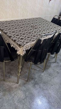 ميز طعام • ٤ كراسي • نضيف