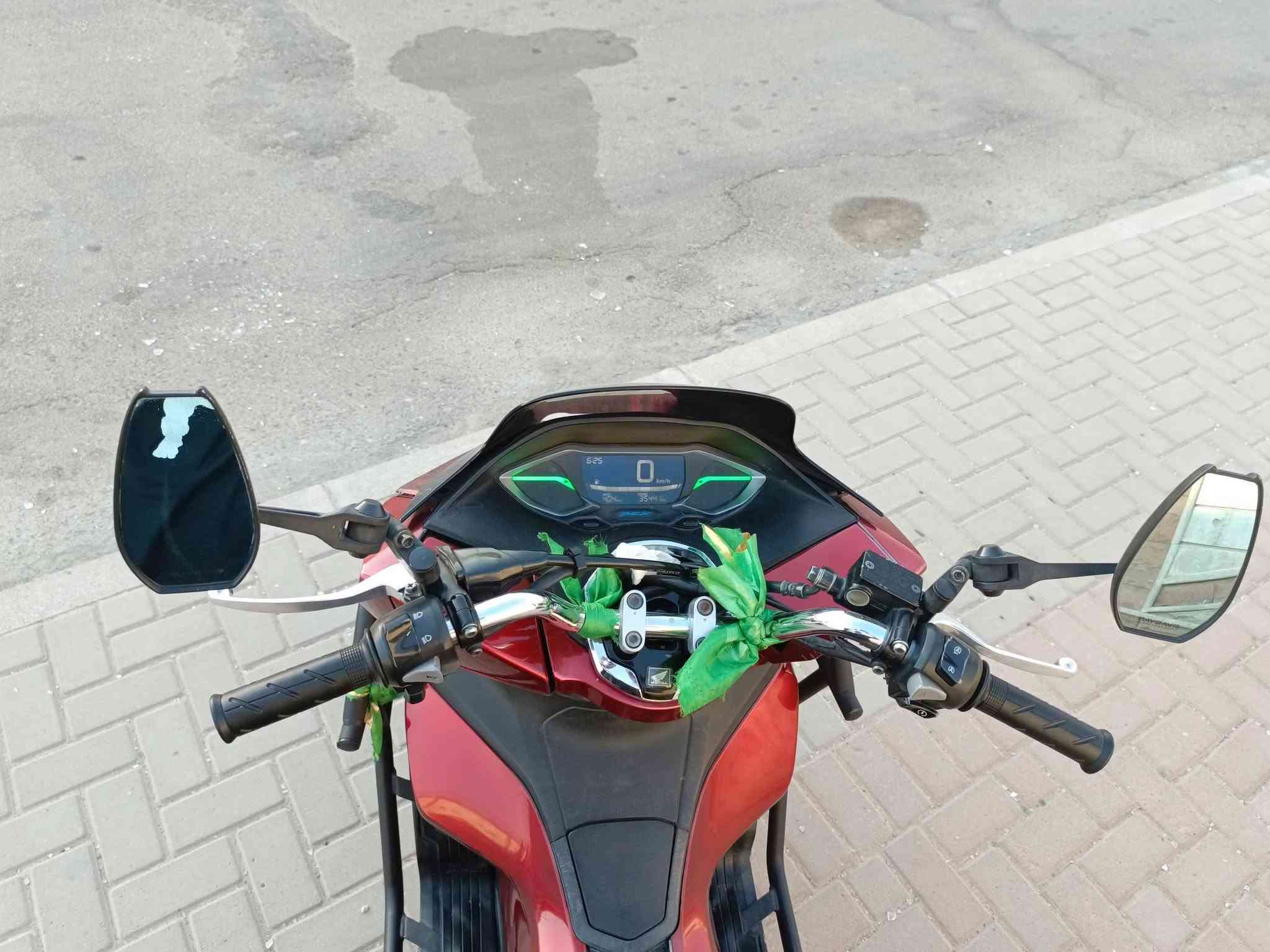 سلام عليكم اخون pcx جيل رابع ماروني فيتنامي ماشية ٣٦ الف الدراجة بيهة ملاحظات الدراجة عليهة امرايات ودراع اصلي والدراجة عقل جديد فيت بم جديد نوزل جديد فلتر شوته رياضي جديد كويل نار جديد تاير امامي جديد والخلفي نضيف وسويتلهة ادامة كلجات خرز وقايش وفايبرات وودهن ليكي مولي امانة الله جايبه ب٢٠ من الوكالة وبانزين عادي ومرات محسن للامانة والدراجة بيهة ملاحظة  وهواي تفاصيل ناسيهن الدراجة تجي وتفحصهة وتقتع بيهة وما ارضهة تاخذهة اله تقتنع بيهة  واني بخدمت الشراي مكاني بغداد مدينة الصدر  للستفسار رقمي واتساب ورصيد ***********

