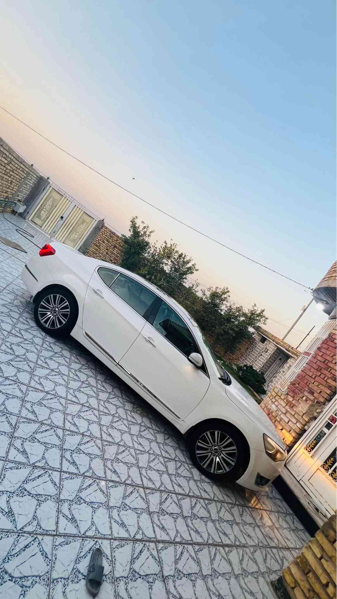 السلام عليكم كيا كادينزا ٢٠١٥ خليجي السياره جديده بمعنى الكلمه جاهزة من كلشي كير مكينه حداديه تخم تاير كله مكفول السياره سونارها مرفق جديد مسوي بيها قطعتين دبل كود وبيها داير الجاملغ الخلفي وبارد السياره جاهزة على اخر حبايه وفول ١/١ مايحتاج اذكر مواصفات الكادنزة الفول مكينة ٦ سلندر مامفتوحة بشرط السياره رقم اربيل الجديد تحويل مباشر او وكاله اني حاضر السياره بيها تبريد ثلج قطعتين ❄️ مكاني بابل سعر جدآ مناسب ١١٣ وبيها مجال قليل حك الجيه رقمي 
***********
*********** حلة, بابل
