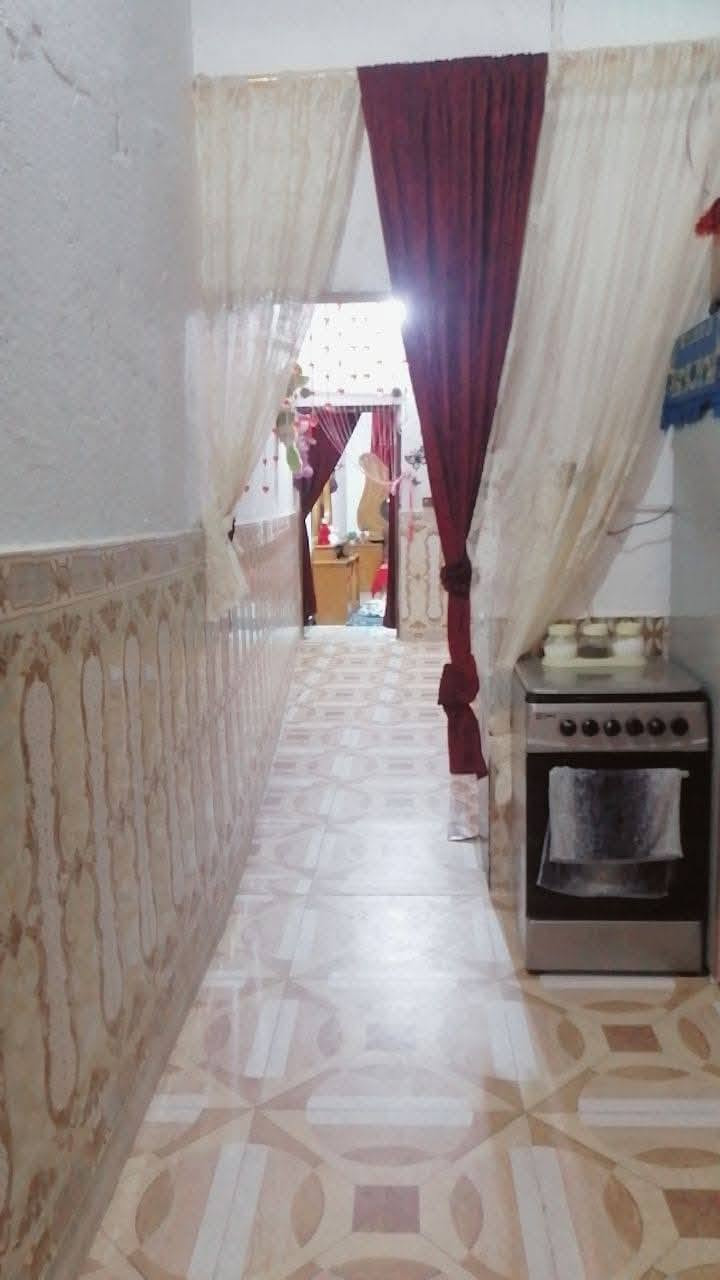 سلام عليكم
بيت تجاوز للبيع بالقبله حي جامعة قرب جامع المصطفى 
البيت عكاده بي غرفه وهول ومطبخ وحمام وطارمه
ارضيه سيراميك سقف ثانوي البيت حلوو ونظيف 
السعر 15 وبي مجال *********** واتساب
