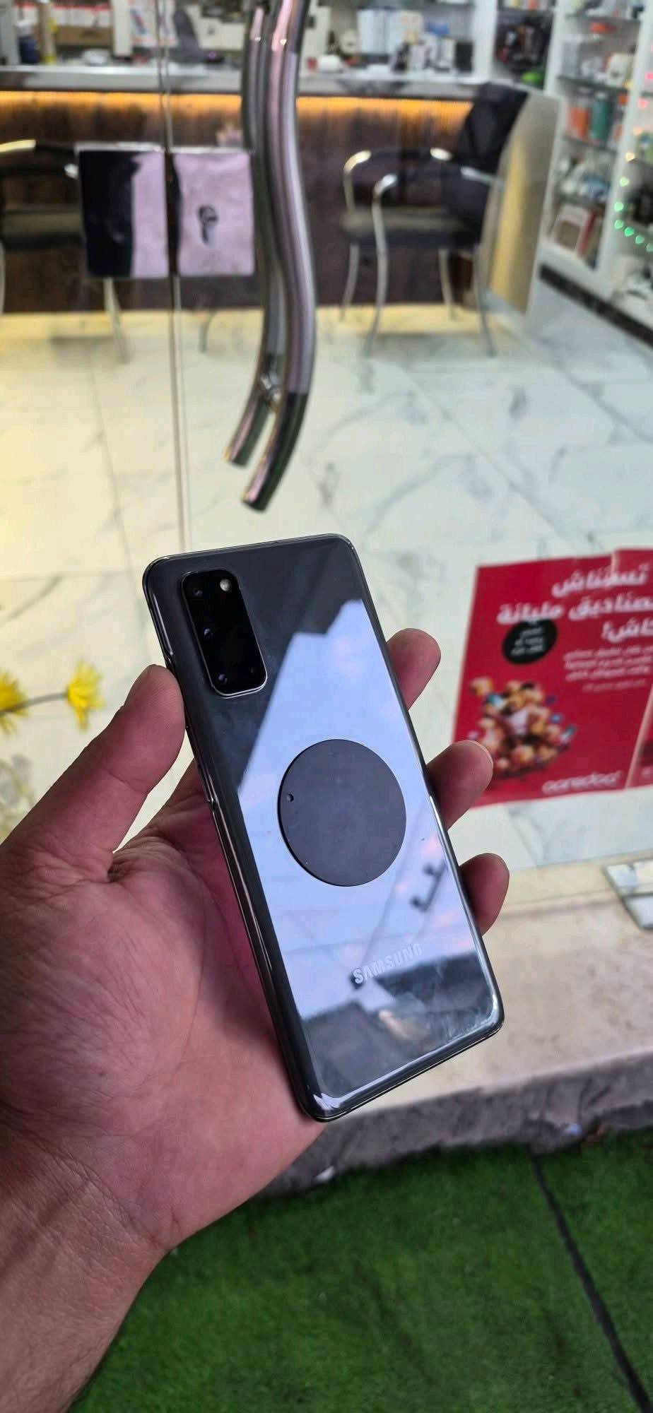 صار علبه عرض تنزيل بالسعر 
الجهاز الاصلي من سامسونج توفر 
s20 الترا
 الشاشة: Dynamic AMOLED 2X بمقاس 6.9 بوصة، بدقة QHD+ ومعدل تحديث 120Hz.
المعالج: Exynos 990 (لنسخة الشرق الأوسط) 
الكاميرا الخلفية (رباعية): أساسية 108 ميجابكسل + ت 48 ميجابكسل (زوم حتى 100x) 
الكاميرا الأمامية: 40 ميجابكسل.
الذاكرة والتخزين: رام 16 جيجابايت / مساحة 128 
البطارية: 5000 مللي أمبير وتدعم الشحن السريع قدرة 45 واط والشحن اللاسلكي. 
السعر 335 الف
بغداد زيونه ربيعي قرب مجمع البركه 
***********