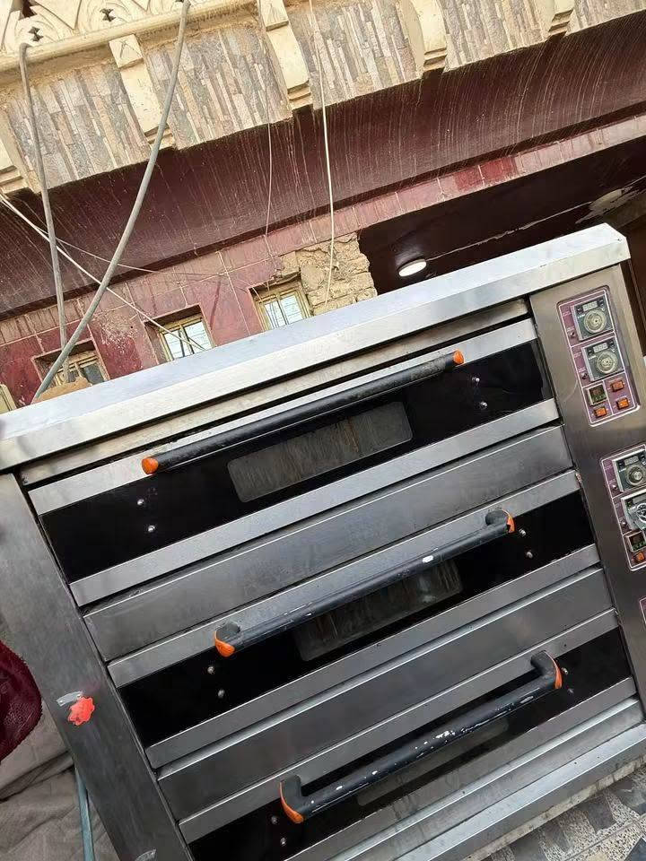 نوع الفرن: فرن طبقات تجاري (Deck Oven) يتكون من 3 طبقات / يتسع لـ 6 صواني قياس كبير.المنشأ / التصميم: تصميم تجاري متين ومقاوم للاستخدام الشاق، مزود بلوحة تحكم إلكترونية حرارية رقمية (منظومة LUSI الشهيرة بدقتها وسهولة توفر المكان بغداد ***********
