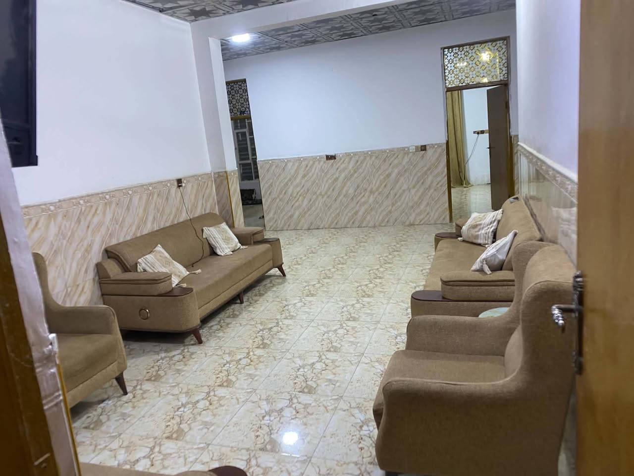 دار طابو صرف للبيع مساحة ٢٦٠م الموقع. قرب أسواق ماما اشتريلي بجهة حي الناصرية. البيت مطلوب سلفة للدولة ١٧ مليون. تريد وراي تريد وراك. السعر الكلي للبيت هو والسلفة ١٣٥ مليون وبي مجال قليل جدا. البيت ٣ غرف نوم. يفيد لعنده عائلة كبيرة. استقبال ومطبخ وصالة. وصحيات خارجية وداخلية.. البناء بلوك والاساس طابوق.    والاثاث يكون من ضمن السعر الموجود بالبيت المنشورات بالصور. اخوان هذا السعر النهائي ليحب يشوف البيت بيه خير ويتدلل. للاستفسار الاتصال على الرقم ***********او ***********
