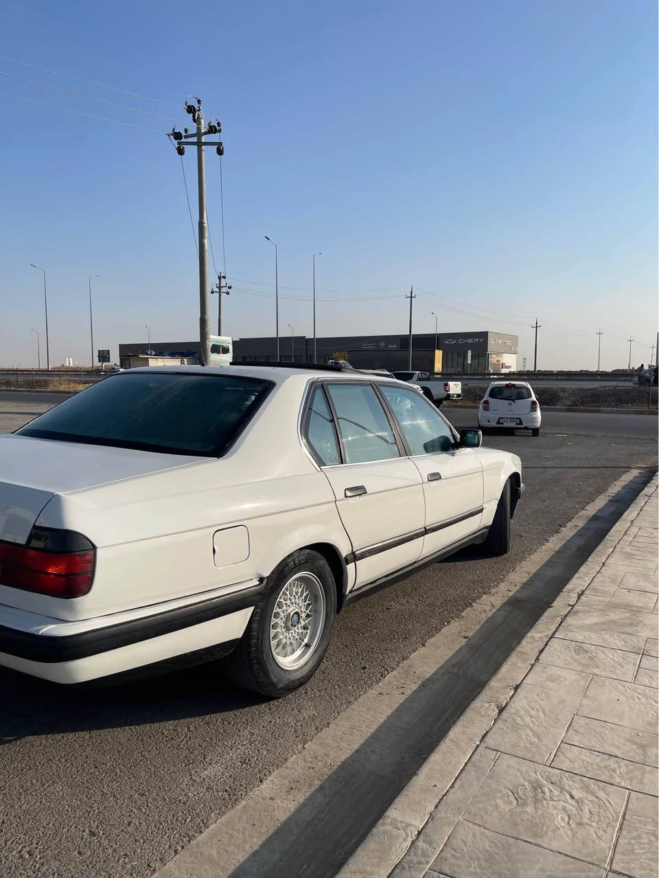 بيئيم مؤديل 1993بؤ فرؤشتن بشت و بيش كه بس بي ليدران حيزامه لؤ جواني سياره به اوه ليات ده يفرؤشم ره قم هه وليره به شه رتي هه موو شت ده يفرؤشم سعري42 ورقه مجال شوين هه ولير*********** أربيل, العراق
