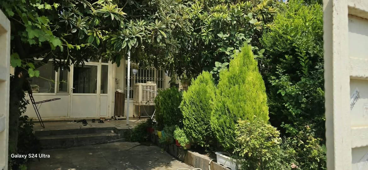 فرۆشتن و گۆڕینەوە خانوو ٢٠٠م بۆ فرۆشتن تاپۆ بنسلاوە خانووە ئێرانیەکان نزیک مزگەوتی ئەحمەدی پێک هاتووە لە دوو ژوورو مەتبەخ و ئاو دەست و حەمام حەدیقە بە نرخی زەوی ٥٦٠$ واتس ئاپ *********** أربيل, العراق
