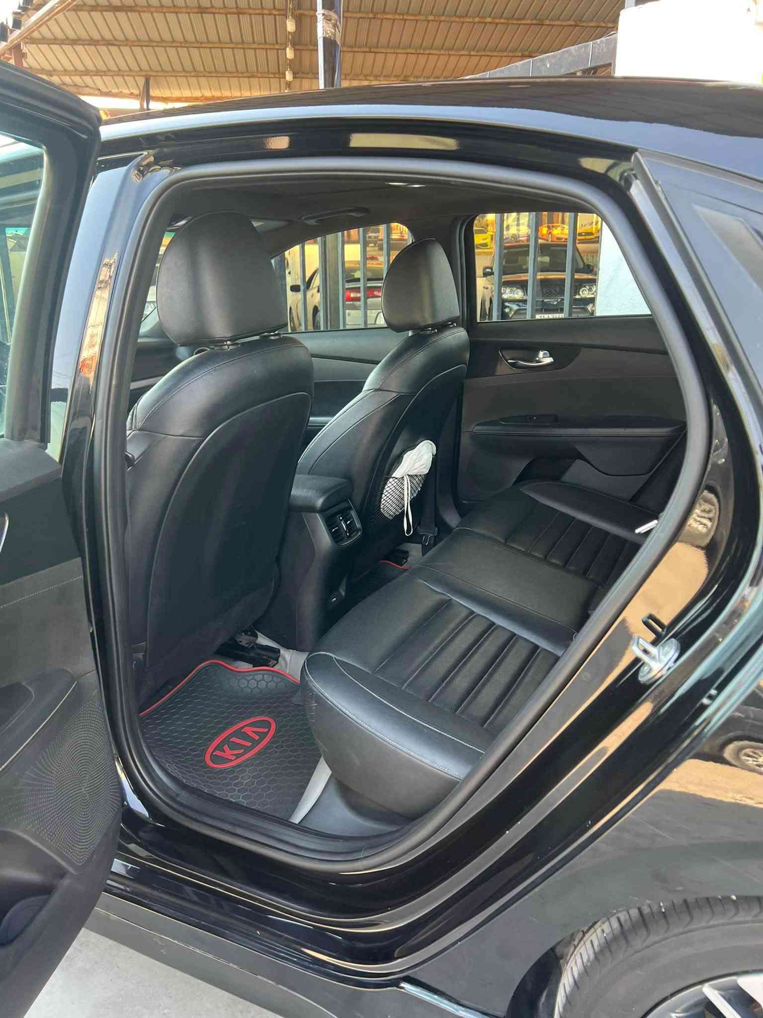 🚗🔥 Kia Forte GT-Line 2022 – فول فول | مواصفات 1/1 🔥🚗
سيارة شبابية + تجهيزات كاملة + نظافة

━━━━━━━━━━━━━━━

📊 الموديل: 2022
🎨 اللون: أسود 🖤
📈 الممشى: 53 ألف ميل (قابل للزيادة)

━━━━━━━━━━━━━━━

💎 أهم المواصفات والتجهيزات:

✔️ فئة GT-Line فل كامل 👑
✔️ محرك 2000cc (قوي + اقتصادي) 🔥
✔️ 3 وضعيات قيادة (Drive Mode) 🏁

✔️ رادار أمامي + تحديد مسار 🚗
✔️ نظام النقطة العمياء + مانع انزلاق
✔️ أنظمة أمان متكاملة

✔️ تشغيل بصمة + تشغيل عن بعد 🔑
✔️ دخول ذكي للأبواب
✔️ فتحة سقف 🌤️

✔️ شاشة كبيرة + Apple CarPlay 📱
✔️ أوامر صوتية
✔️ كاميرات 360 درجة 📷

✔️ سماعات Harman – صوت نقي 🎵
✔️ داخلية جلد مختم GT-Line 🖤
✔️ كرسي كهرباء (3 وضعيات)

✔️ تبريد + تدفئة مقاعد ❄️🔥
✔️ تبريد منفصل (مناخين)

✔️ أضوية LED أمامي وخلفي ✨
✔️ إشارات بالمرايا + Back Light LED
✔️ شباك Piano Black + Projector

━━━━━━━━━━━━━━━

🛠 الحالة بكل شفافية:

✔️ نظافة عالية جداً ✨
✔️ استعمال مرتب
✔️ جاهزة للاستخدام بدون صرف
✔️ الفحص مرحب به

━━━━━━━━━━━━━━━
*********** للتصال رقم الهاتف
