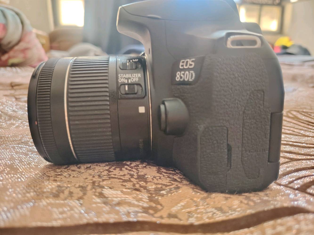 للبيع كاميرا Canon 850D الاحترافية + عدسة   85mm للبورترية والجودة العالية 
متوفر توصيل🚚

الكاميرا وحدها 700 الف
العدسة الاحترافية 400 الف
النظافة 95% 


المميزات :
كاميرا Canon EOS 850D (المعروفة أيضاً باسم Rebel T8i) تعتبر من أقوى كاميرات الفئة المتوسطة (DSLR) التي أطلقتها كانون.

جودة الصور والمعالج
 * المستشعر: بدقة 24.1 ميجابكسل من نوع APS-C (يقدم صوراً عالية التفاصيل ممتازة للطباعة والتعديل).

 * المعالج: DIGIC 8 سريع جداً في معالجة الصور وتحسين الأداء في الإضاءة المنخفضة.
 * حساسية الضوء (ISO): تبدأ من 100 إلى 25,600 (وتصل إلى 51,200 في الوضع الممتد).

نظام التركيز والتصوير السريع
 * نقاط التركيز (AF): 45 نقطة تركيز متقاطعة (Cross-type) لتتبع الأهداف بسرعة ودقة عبر الشاشة أو المنظار.

 * التركيز البؤري التلقائي: تقنية Dual Pixel CMOS AF تضمن فوكس سريع جداً وسلس أثناء تصوير الفيديو.

 * تتبع العين والوجه: دعم ميزة Eye Detection AF للتثبيت على عين الشخص أثناء التقاط البورتريه أو الفلوجات.

 * سرعة التصوير المتتابع: تصل إلى 7 إطارات في الثانية (7 fps)، ممتازة لتصوير الحركة والرياضة.
تسجيل الفيديو

 * دقة 4K: تصوير فيديو بدقة UHD 4K حتى 24/25 إطار في الثانية.

 * دقة Full HD: تصوير بدقة 1080p حتى 60 إطار في الثانية للقطات الانسيابية.

 * التثبيت الرقمي: مثبت رقمي مدمج 5-Axis Digital IS لتقليل اهتزاز الفيديو عند التصوير باليد.

 * فيديو عمودي: تدعم تصوير الفيديو بالطول المباشر لتسهيل رفعه على منصات التواصل الاجتماعي.

الشاشة والتصميم والاتصال
 * الشاشة: متحركة بالكامل (Vari-angle) وتعمل باللمس بحجم 3.0 بوصات (مثالية للتصوير بزوايا صعبة أو صناعة محتوى الفلوج).

 * عجلة تحكم ثنائية (Dual Dials): تحتوي على عجلة خلفية إضافية تسهل التحكم السريع بفتحة العدسة وسرعة الغالق.

 * الوزن: خفيفة ومريحة للاستخدام الخارجي والفرامات الطويلة (حوالي 515 جرام).

 * الاتصال: مدمجة بتقنيات Wi-Fi و Bluetooth لنقل الصور فوراً للموبايل أو التحكم بالكاميرا عن بُعد.

 * المنافذ: تحتوي على منفذ مايكروفون خارجي (3.5mm) لتركيب مايك احترافي.